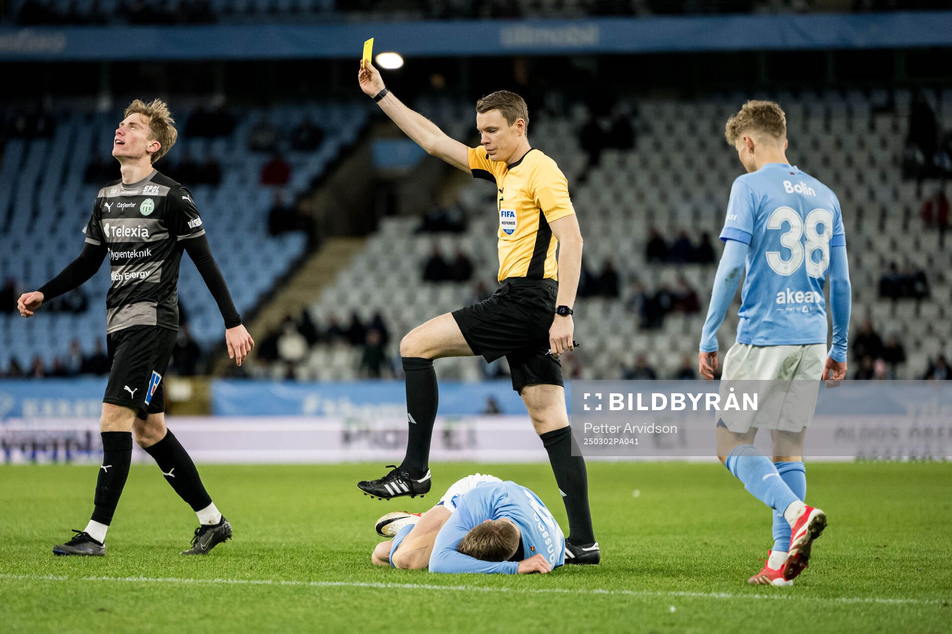 Malmö FFs Pontus Jansson har ont bredvid domare Oscar