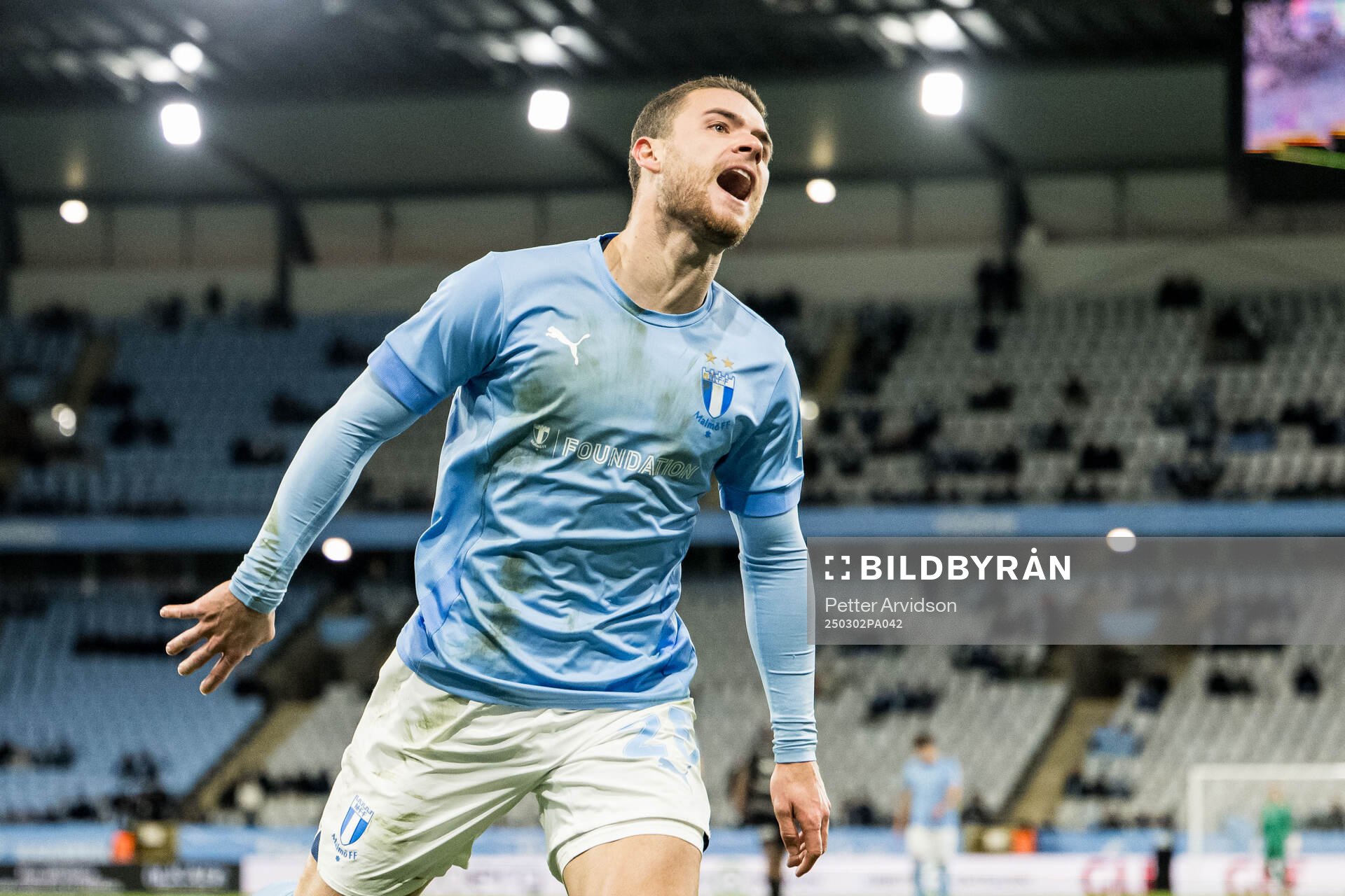 Malmö FFs Gabriel Busanello deppar