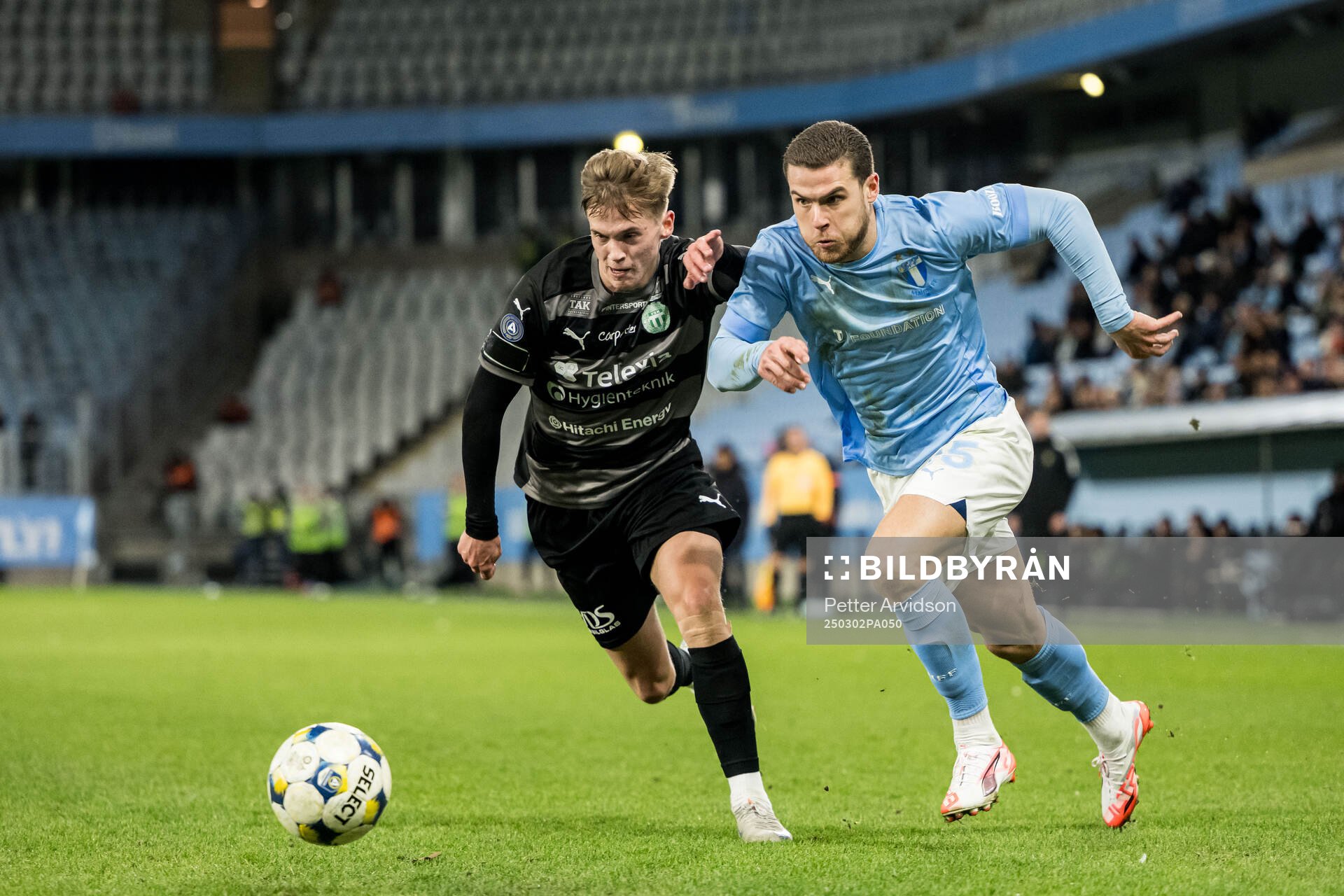 Västerås Jens Magnusson och Malmö FFs Gabriel Busanello