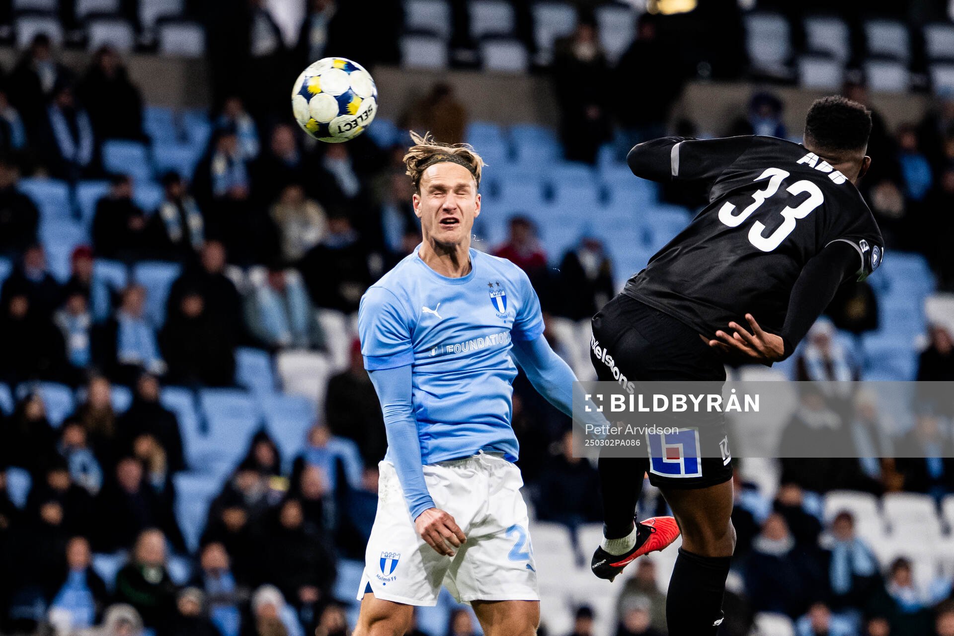 Malmö FFs Erik Botheim nickar in 2-0 målet