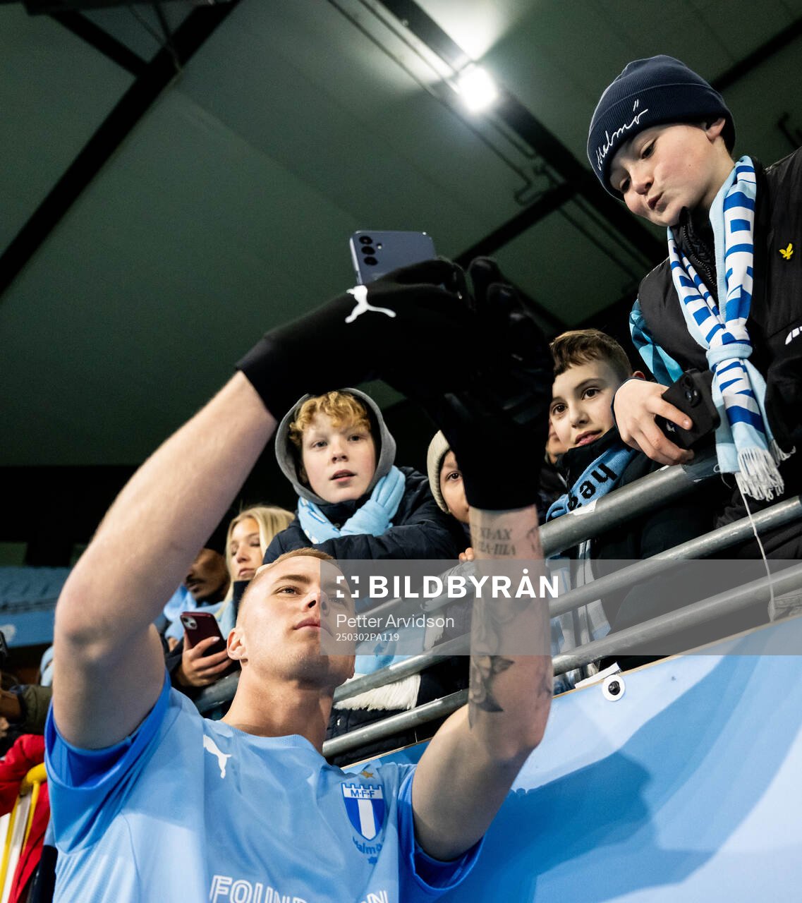 Malmö FFs Daniel Gudjohnsen tar selfies med supportrar
