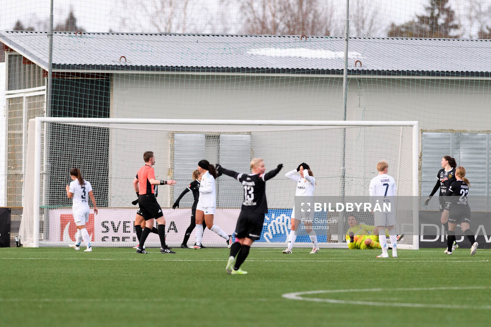 Umeå Linnea Westbom jublar med lagkamrater