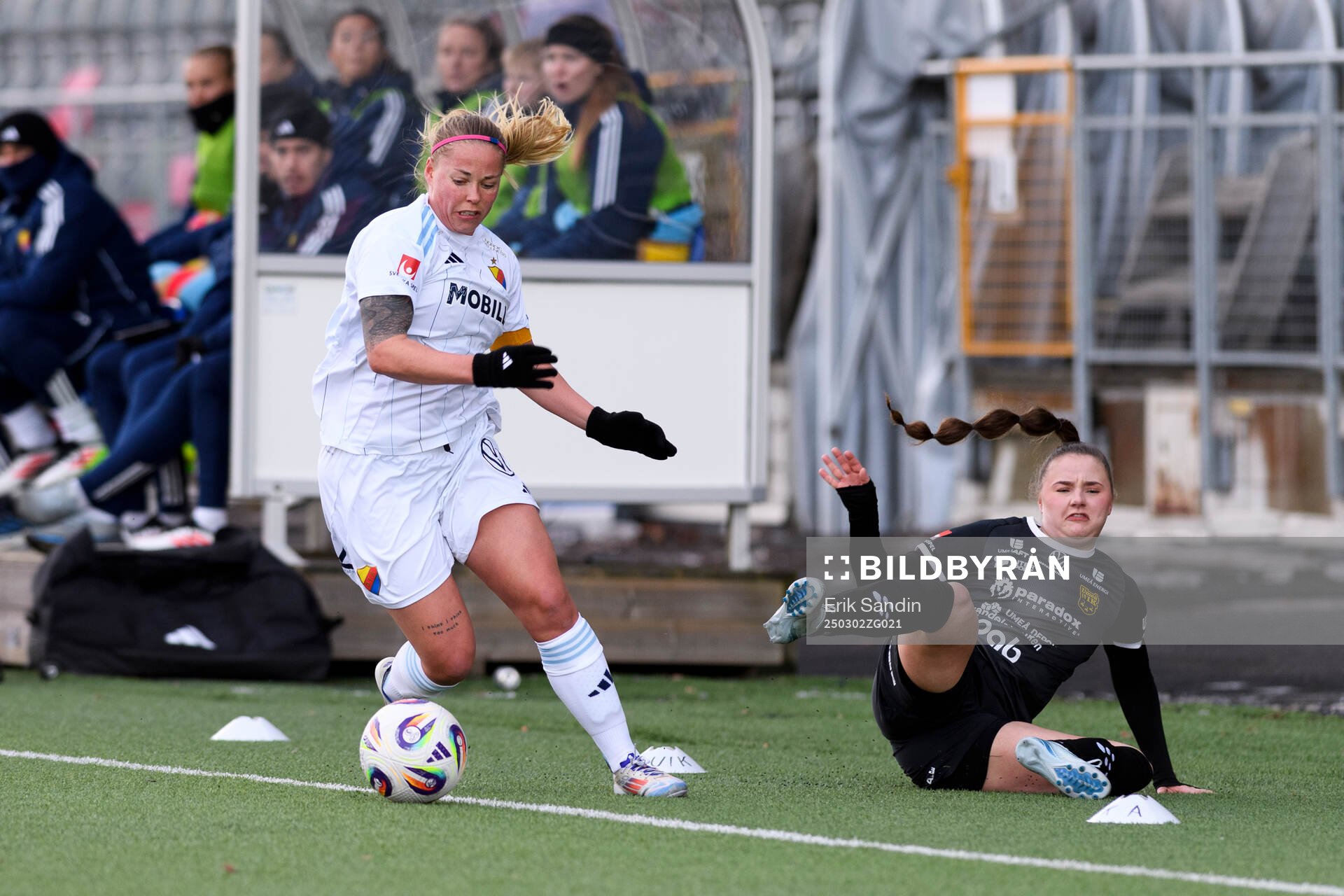 Djurgårdens Therese Åsland och Umeås Elvira Fjällström