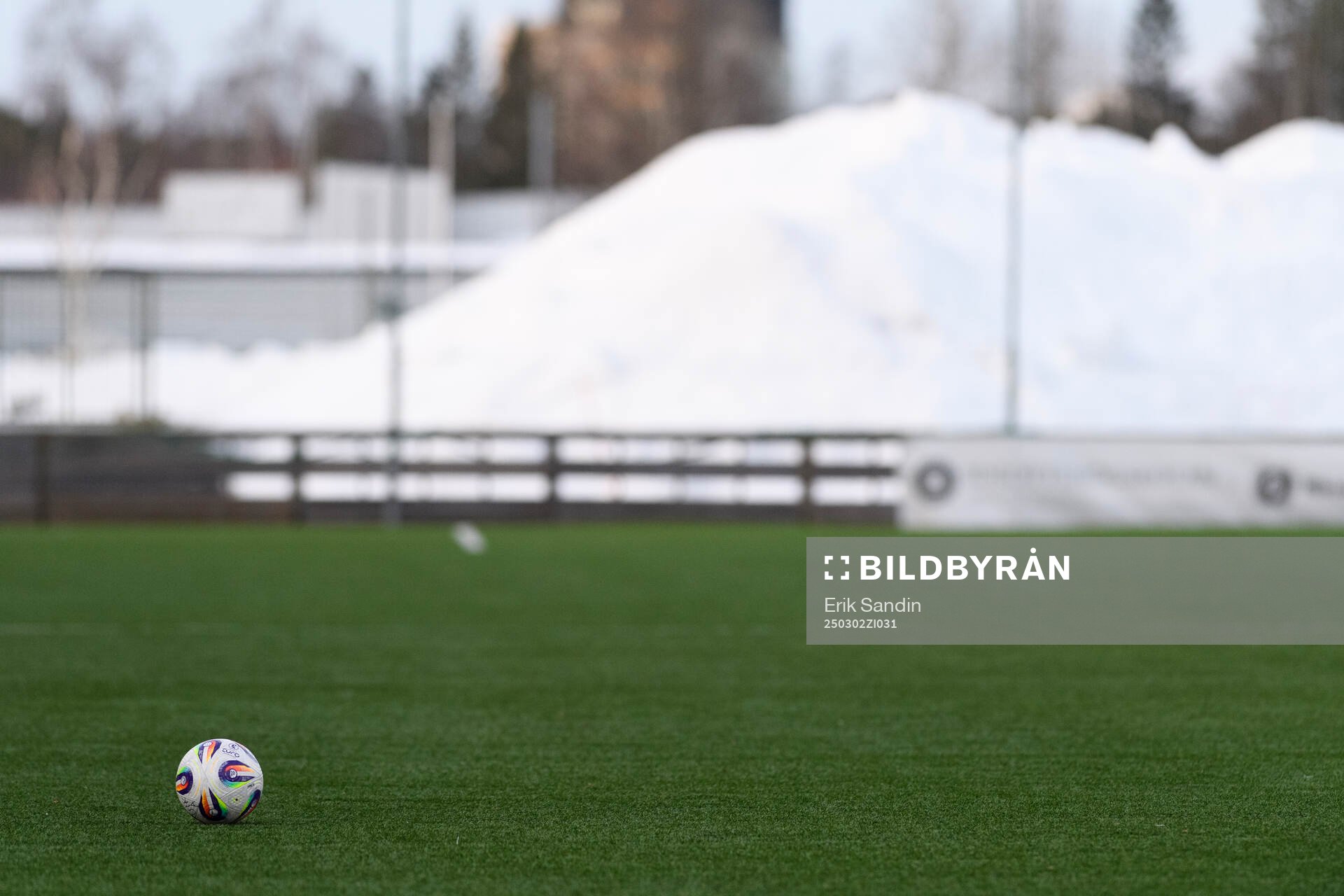 Fotboll och snöhög under fotbollsmatchen i Svenska Cupen mellan Umeå och Djurgården den 2 mars 2025 i Umeå. 