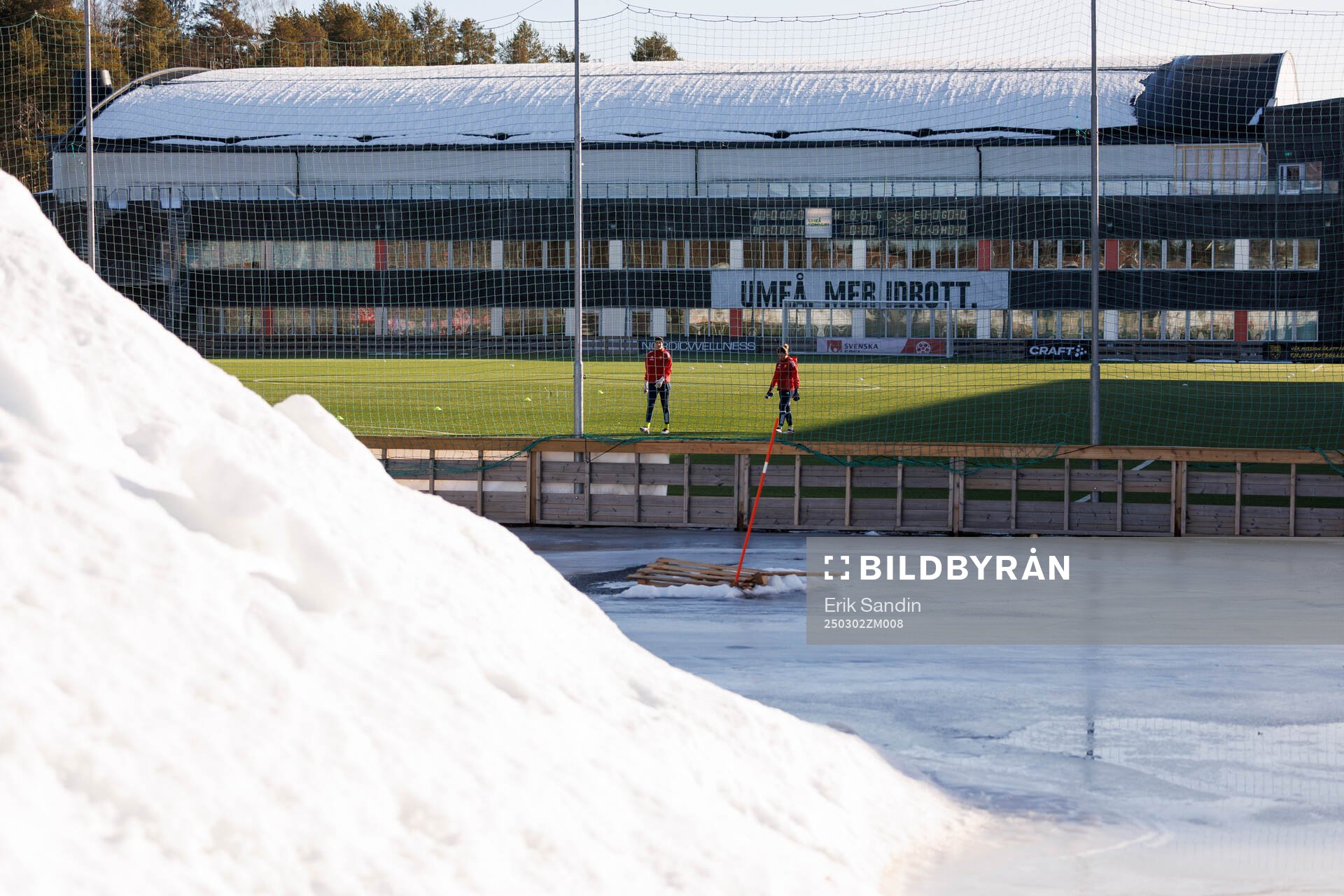 Snö och is utanför planen inför fotbollsmatchen i Svenska Cupen mellan Umeå och Djurgården den 2 mars 2025 i Umeå. 
