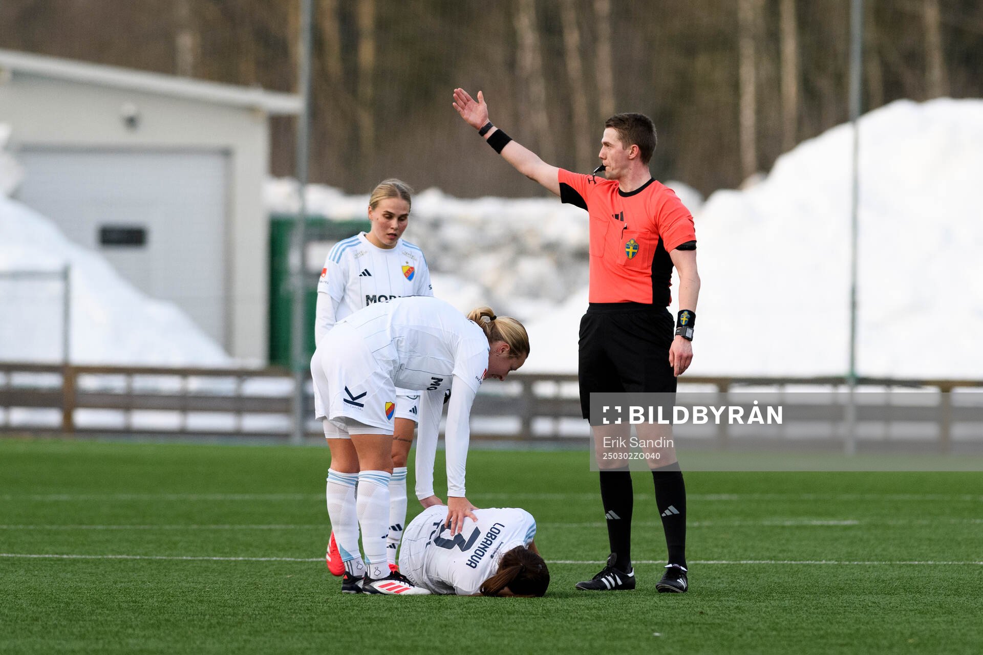 Djurgårdens Alexsandra Lobanova har ont under fotbollsmatchen i Svenska Cupen mellan Umeå och Djurgården den 2 mars 2025 i Umeå. 