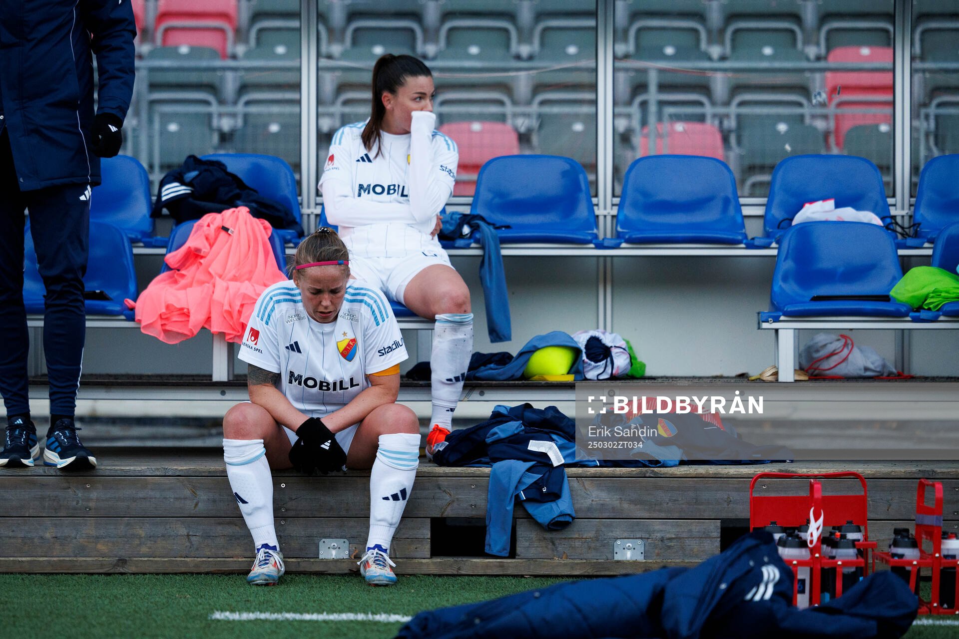 Djurgårdens Therese Åsland och Pauline Hammarlund deppar
