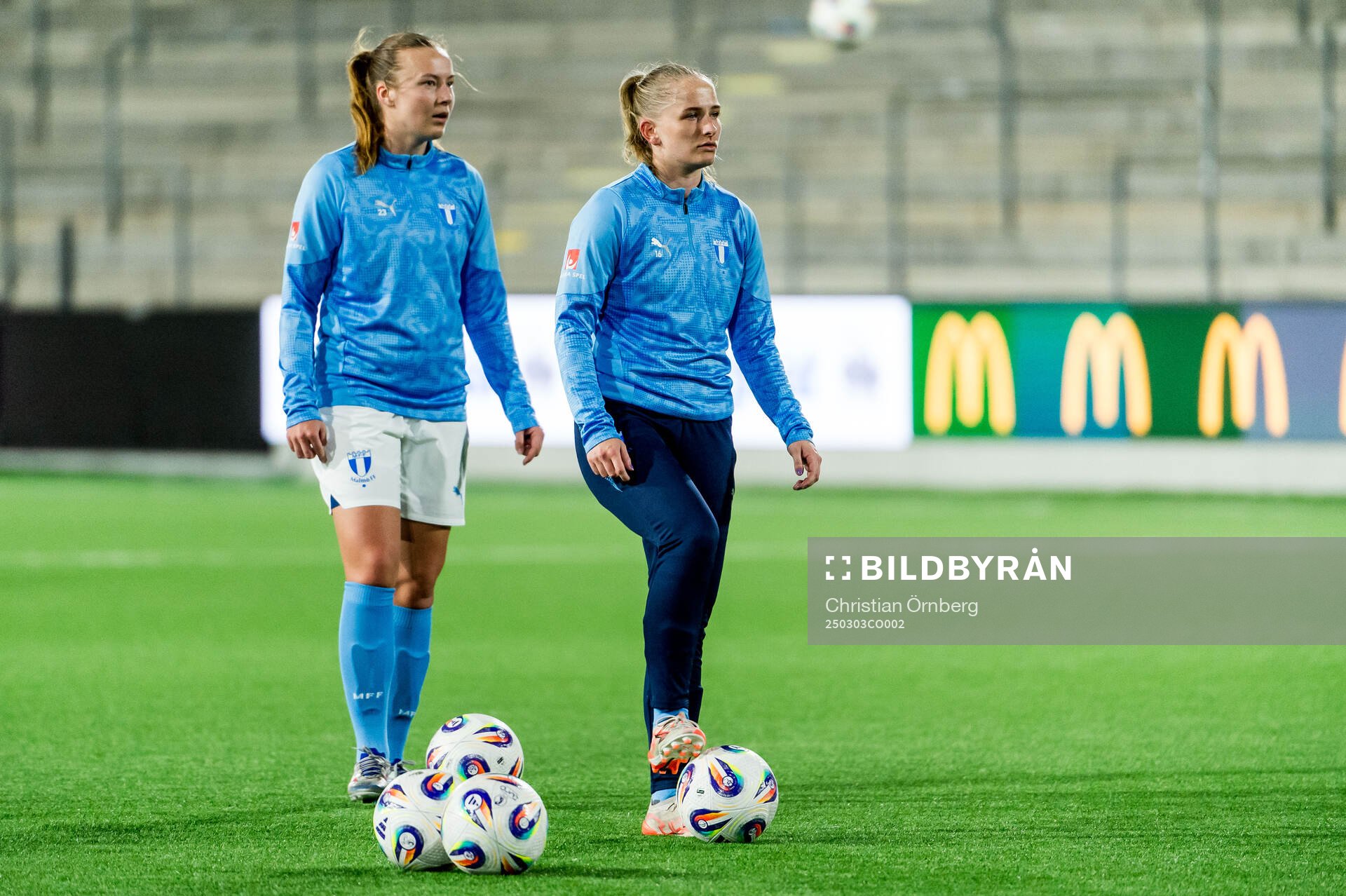 Malmö FFs Sara Kanutte Sørensen Fornes och Tuva Skoog inför fotbollsmatchen i Svenska Cupen mellan Malmö FF och Växjö DFF den 3 mars 2025 i Malmö.