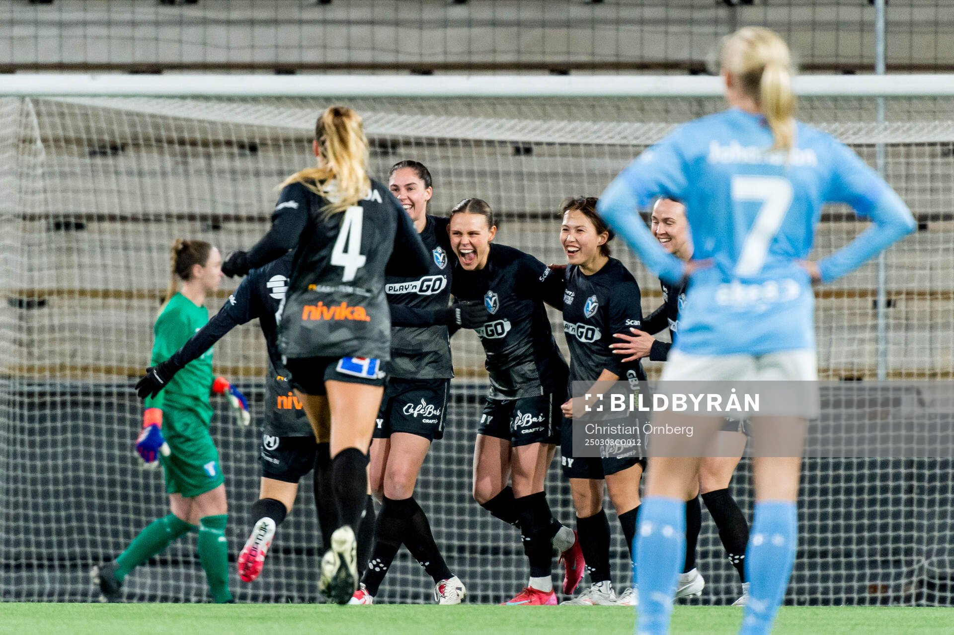 Växjö DFFs Maja Bodin jublar med lagkamraterna