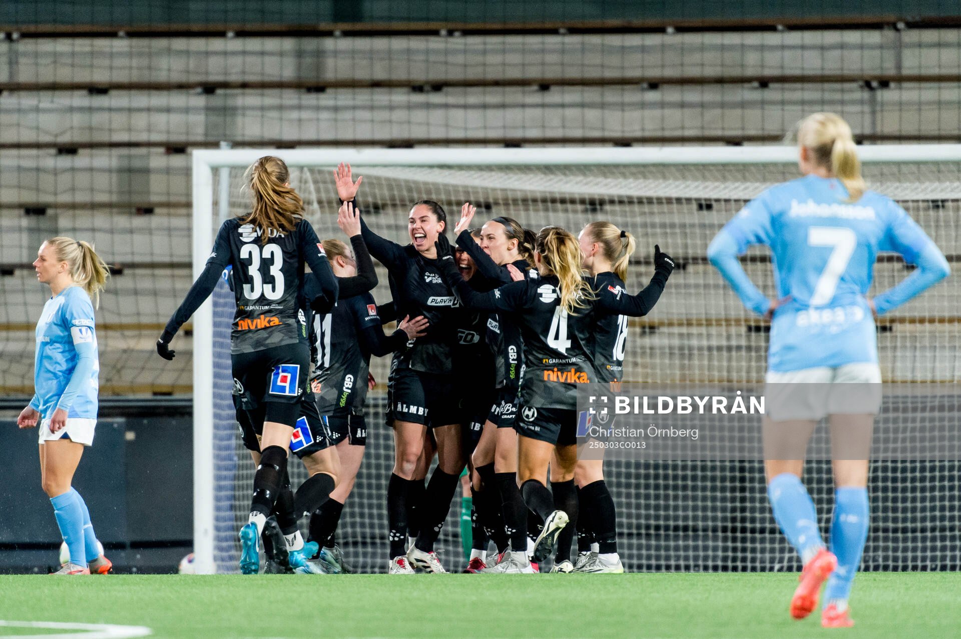 Växjö DFFs Maja Bodin jublar med lagkamraterna
