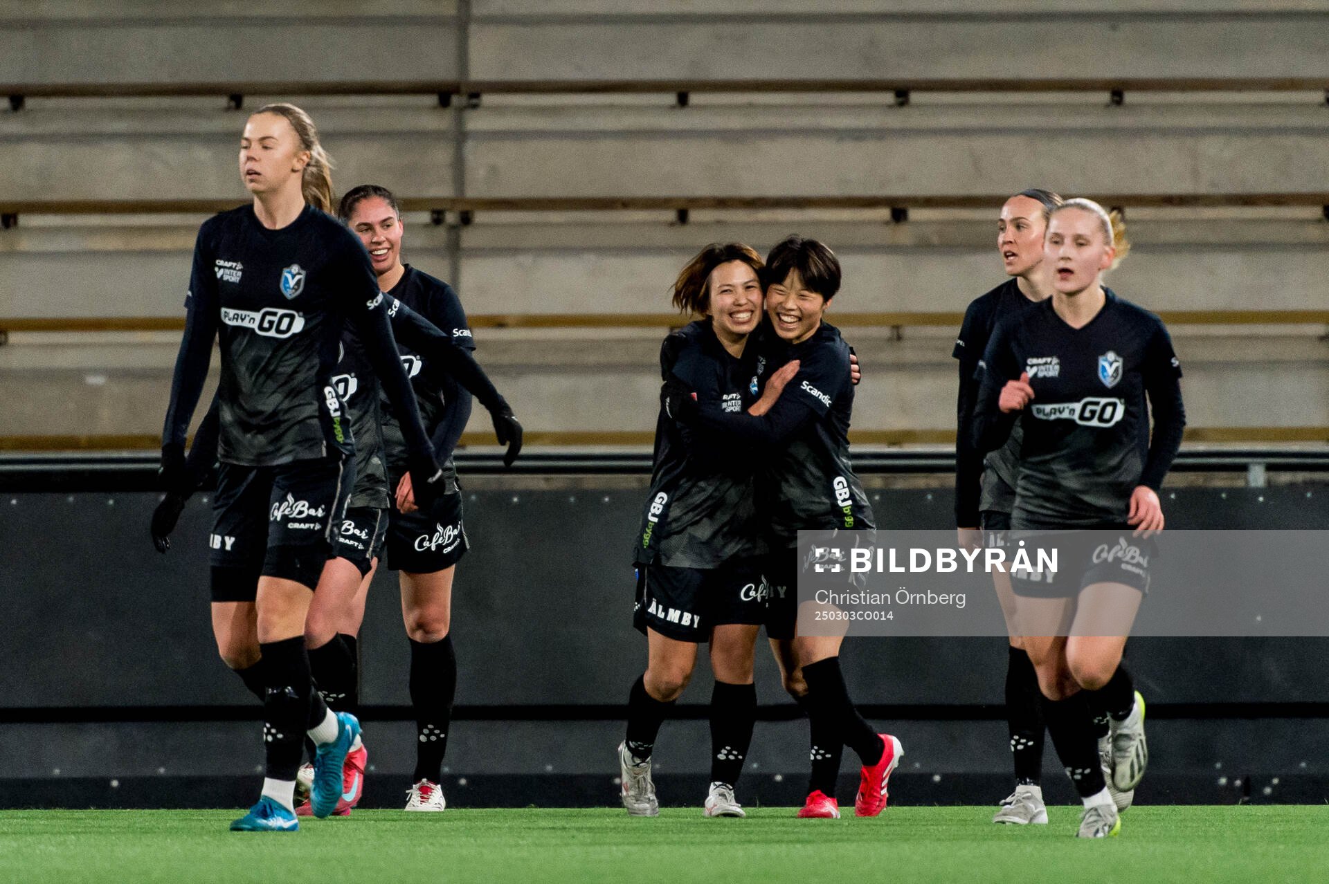 Växjö DFFs Miho Kamogawa och Suzu Amano jublar