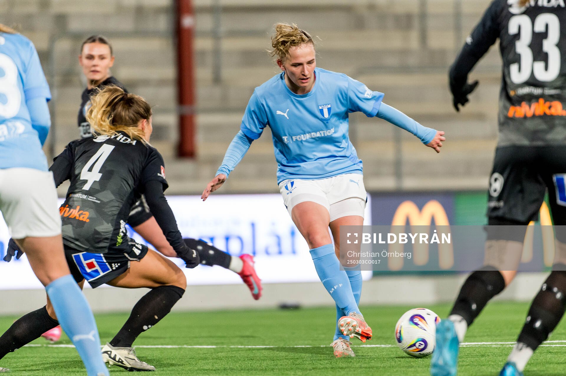 Malmö FFs Tuva Skoog och Växjö DFFs Mimmi Nurmela under fotbollsmatchen i Svenska Cupen mellan Malmö FF och Växjö DFF den 3 mars 2025 i Malmö.