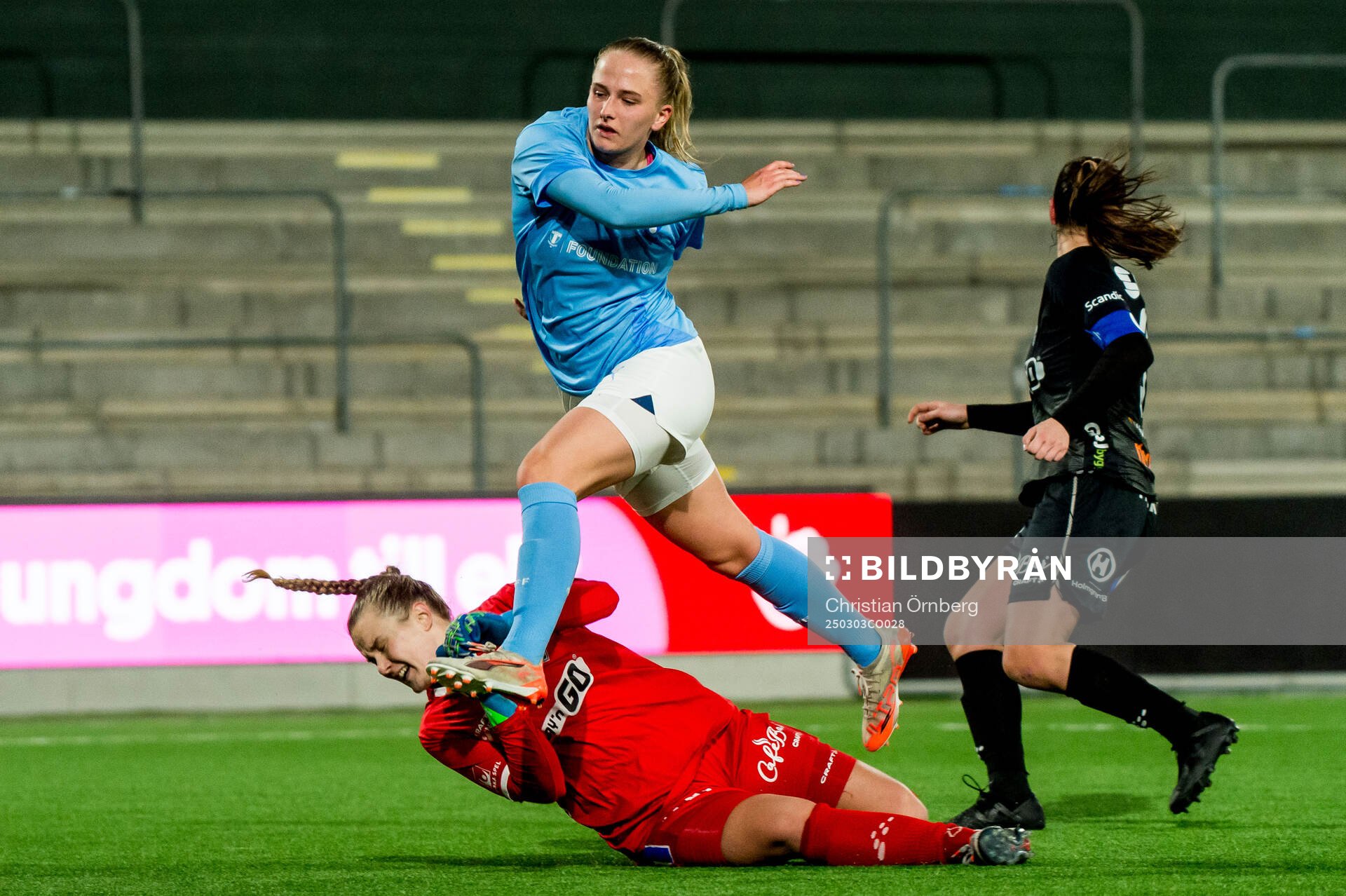 Malmö FFs Stinalisa Johansson och Växjö DFFs målvakt