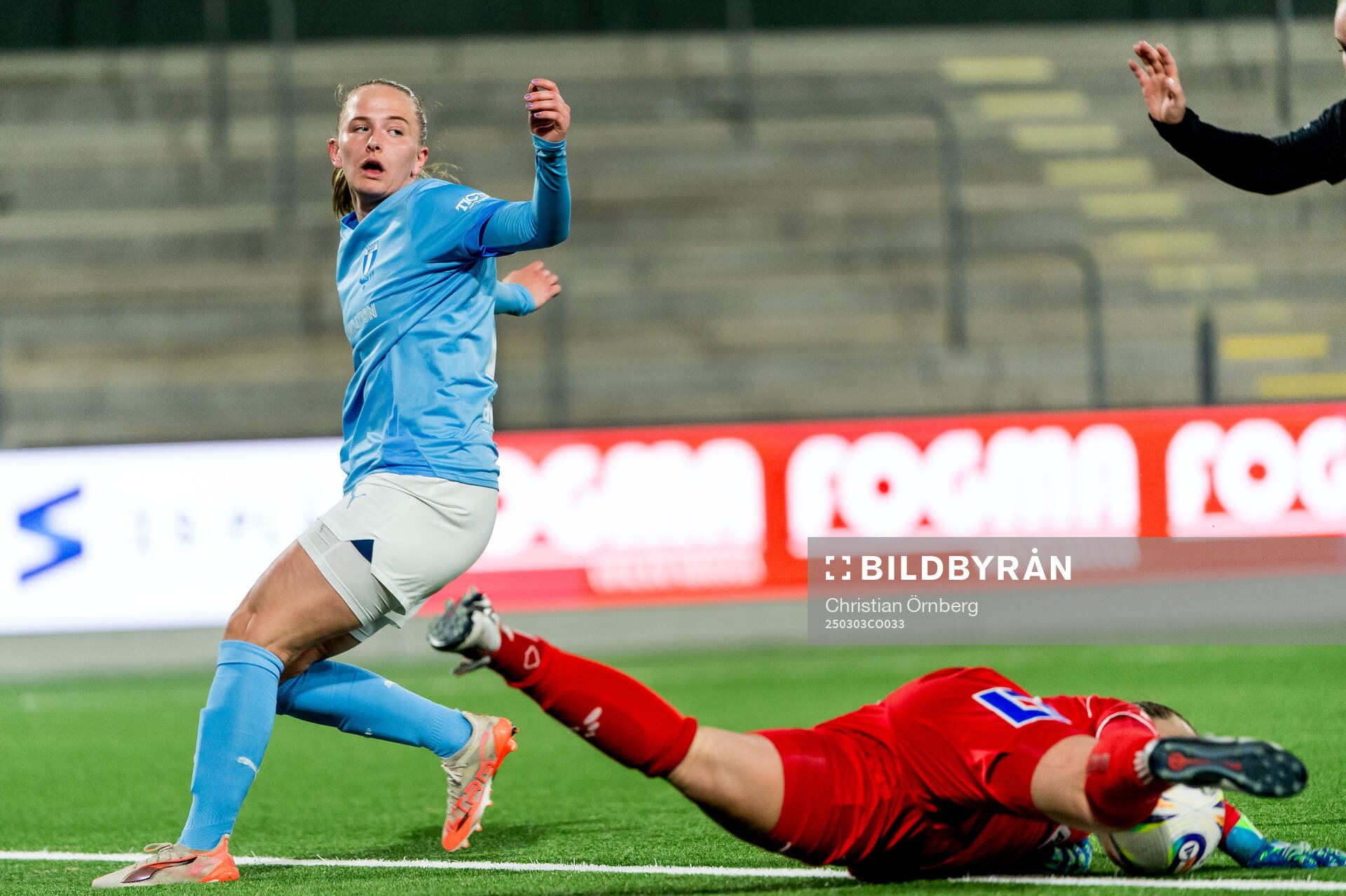 Malmö FFs Tuva Skoog och Växjö DFFs målvakt Maja Bay Østergaard under fotbollsmatchen i Svenska Cupen mellan Malmö FF och Växjö DFF den 3 mars 2025 i Malmö.