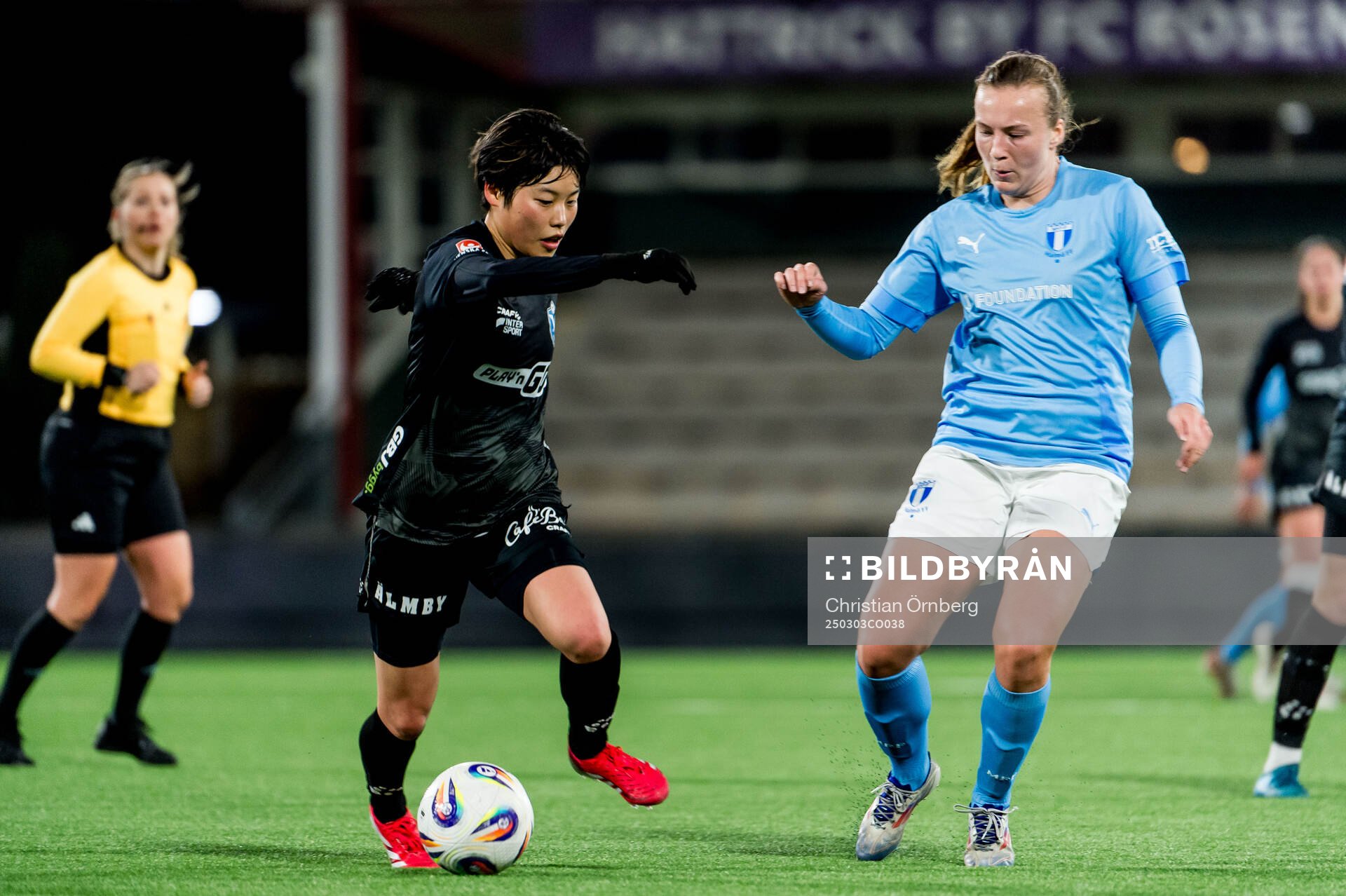 Växjö DFFs Suzu Amano och Malmö FFs Sara Kanutte