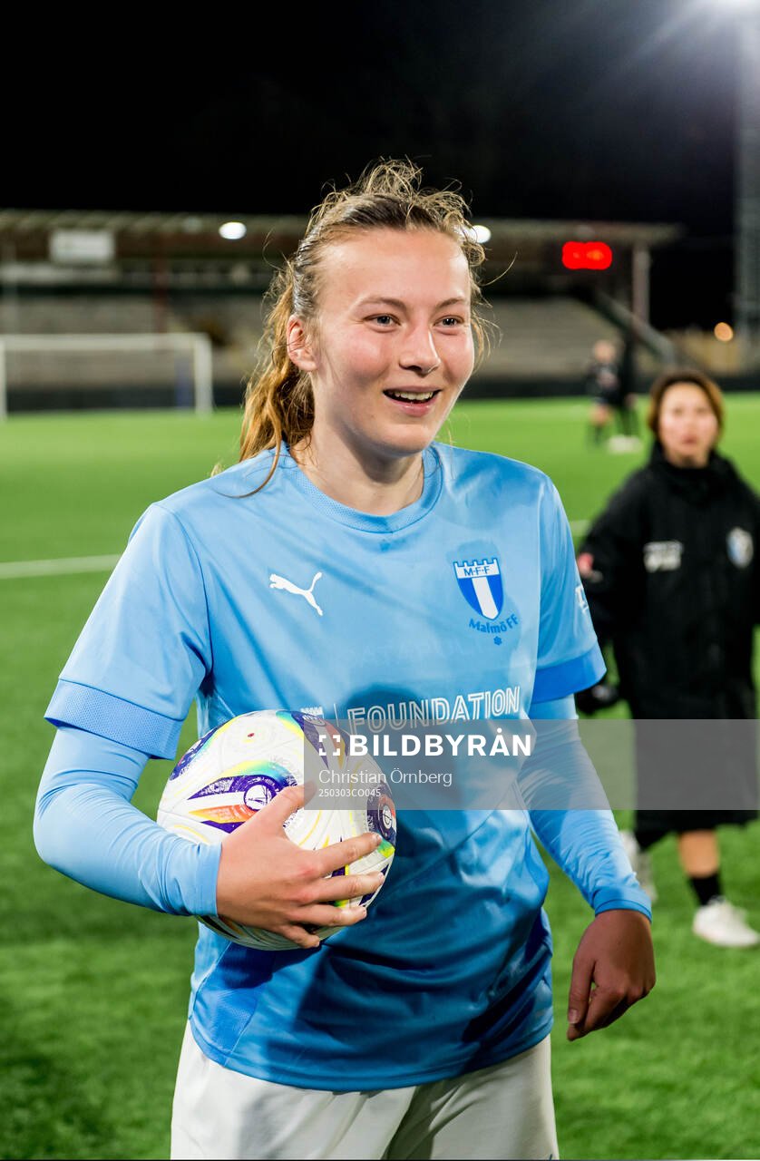 Malmö FFs Sara Kanutte Sørensen Fornes jublar efter fotbollsmatchen i Svenska Cupen mellan Malmö FF och Växjö DFF den 3 mars 2025 i Malmö.