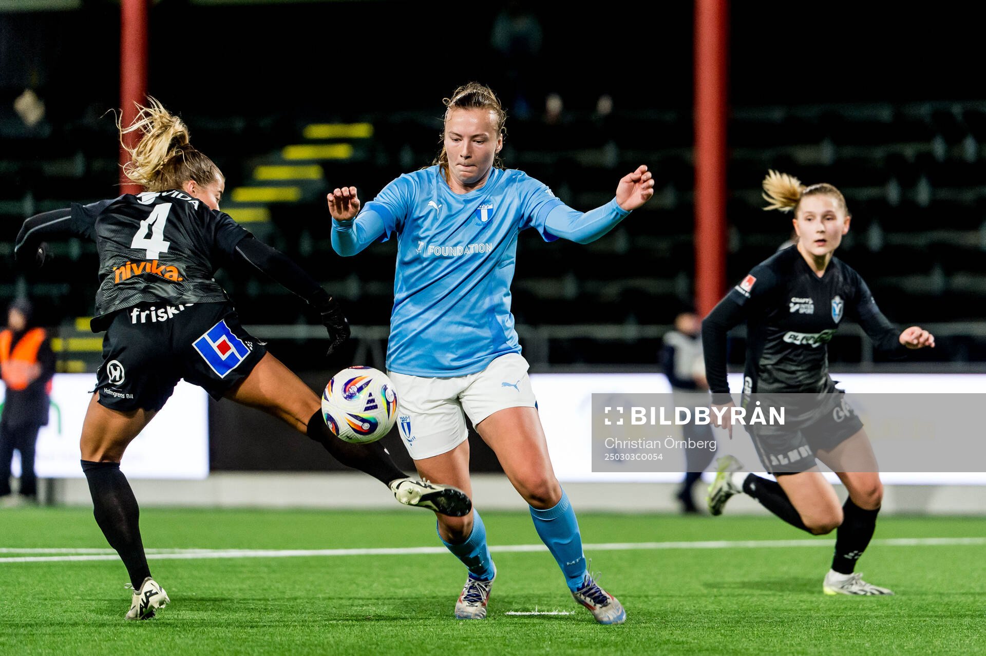 Växjö DFFs Mimmi Nurmela och Malmö FFs Sara Kanutte Sørensen Fornes under fotbollsmatchen i Svenska Cupen mellan Malmö FF och Växjö DFF den 3 mars 2025 i Malmö.