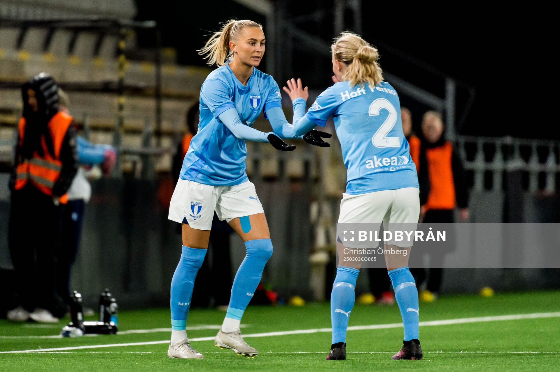 Malmö FFs Beatrice Persson och Nathalie Hoff Persson jublar