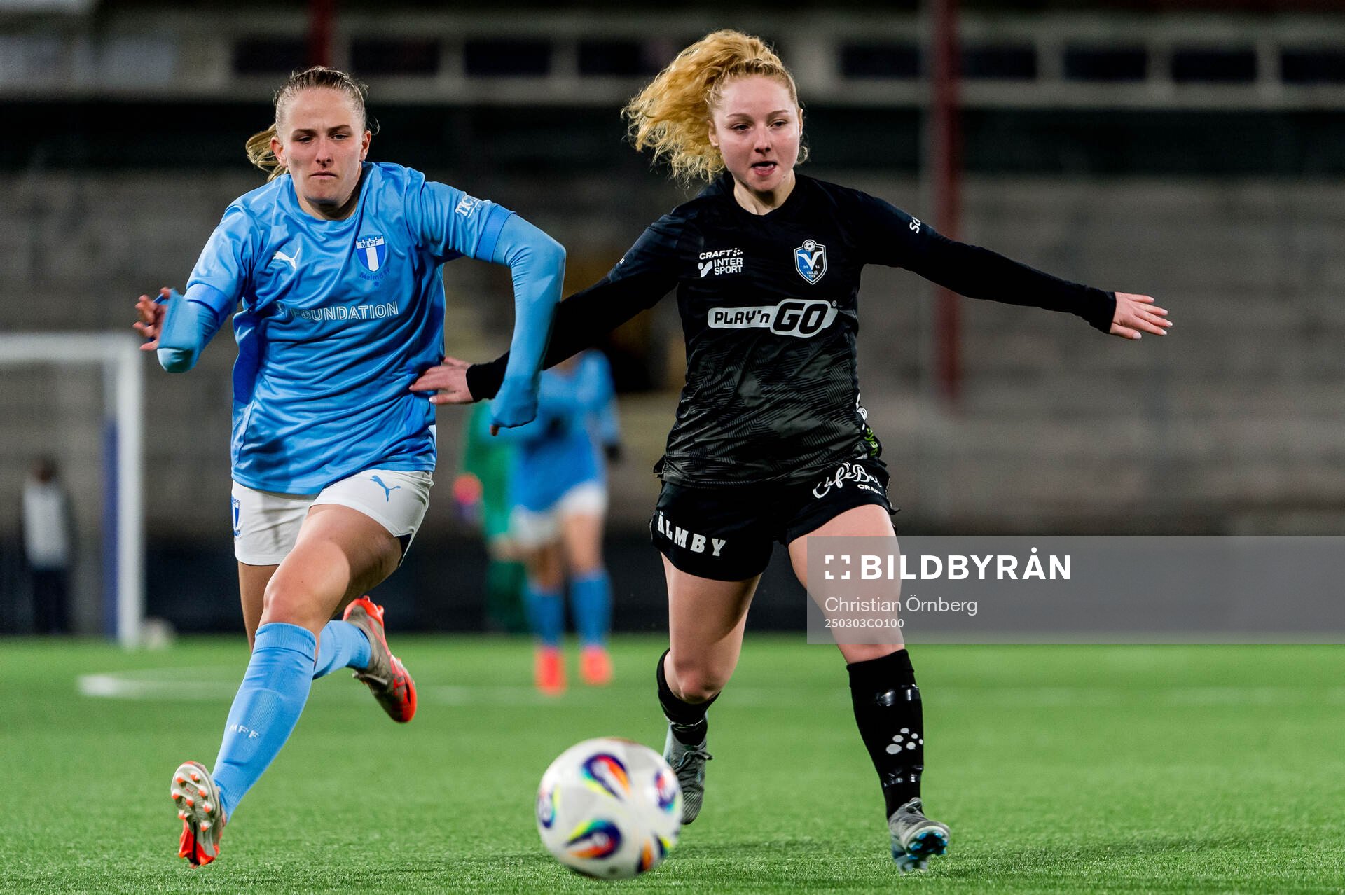 Malmö FFs Tuva Skoog och Växjö DFFs Sophia Redenstrand under fotbollsmatchen i Svenska Cupen mellan Malmö FF och Växjö DFF den 3 mars 2025 i Malmö.