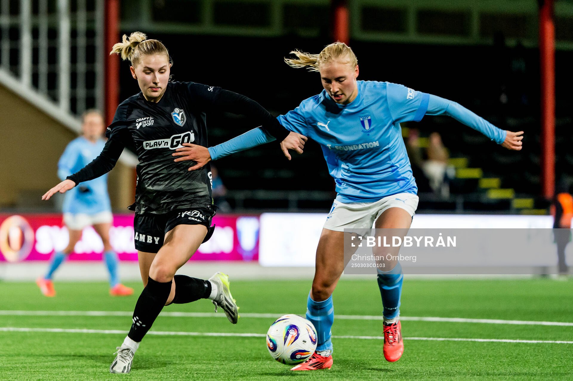 Växjö DFFs Helmi Raijas och Malmö FFs Stinalisa Johansson under fotbollsmatchen i Svenska Cupen mellan Malmö FF och Växjö DFF den 3 mars 2025 i Malmö.