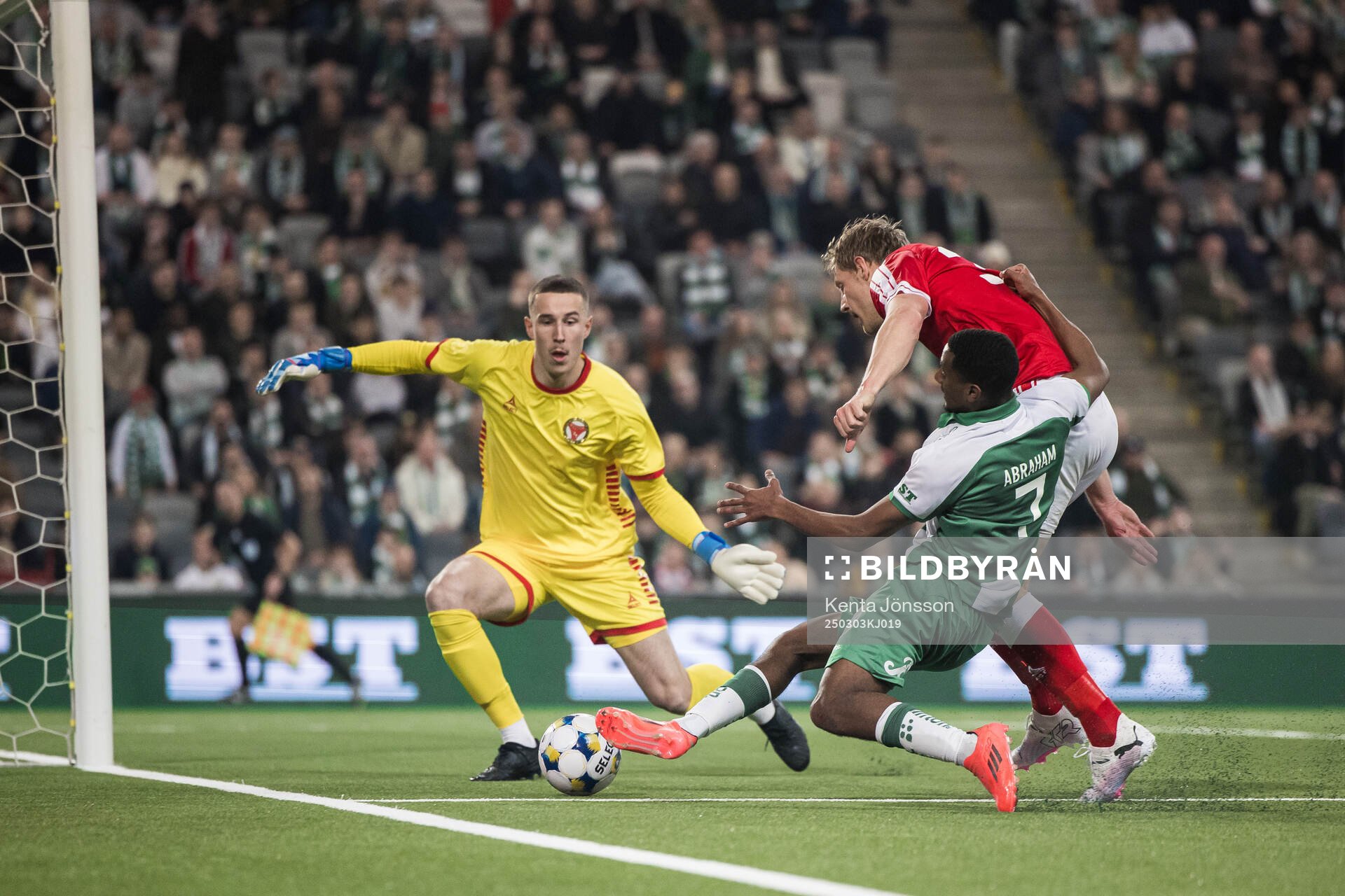 Hammarbys Paulos Abraham, Kalmars målvakt Samuel Brolin