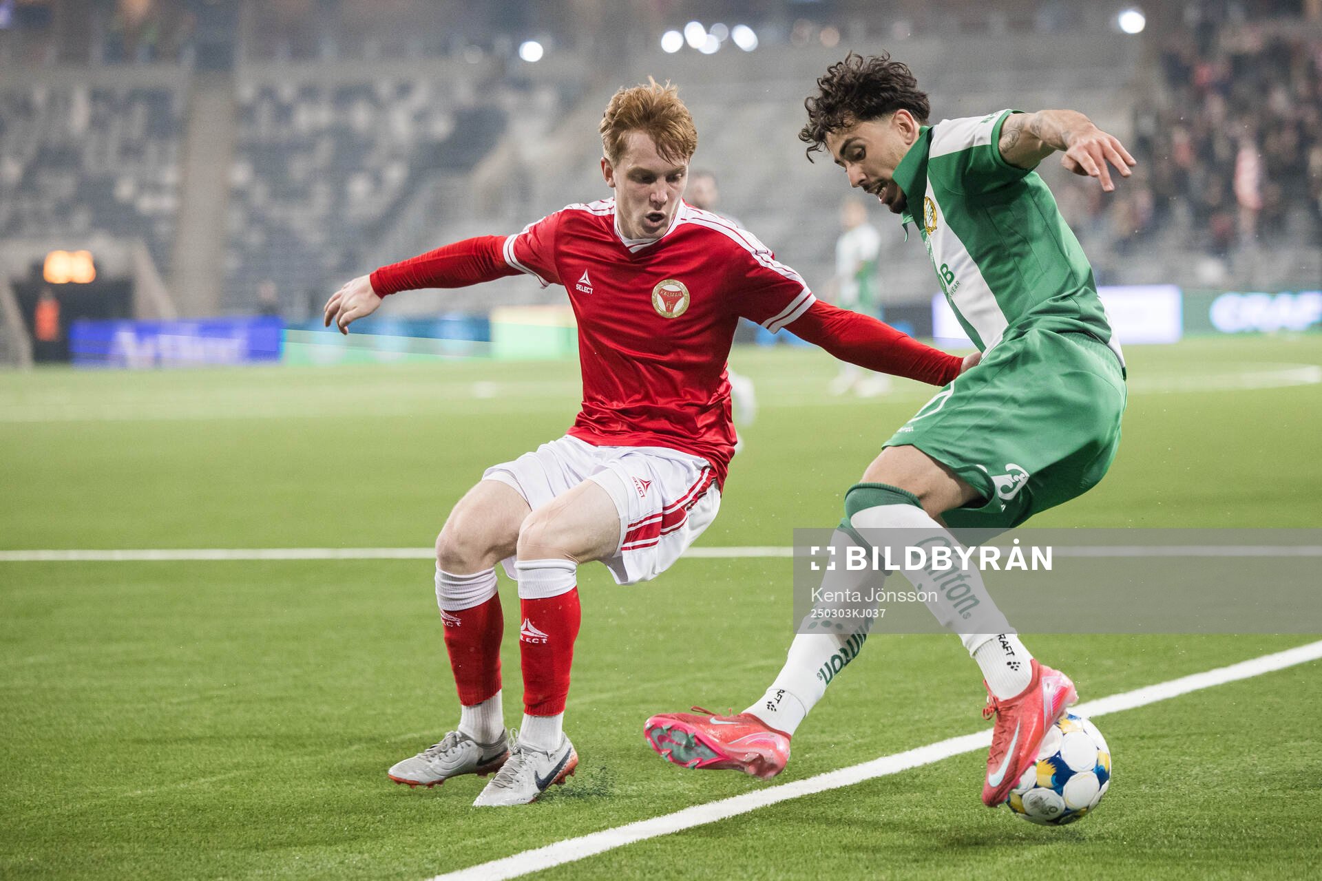 Kalmars William Andersson och Hammarbys Sebastian Tounekti under fotbollsmatchen i Svenska Cupen mellan Hammarby och Kalmar den 3 mars 2025 i Stockholm.