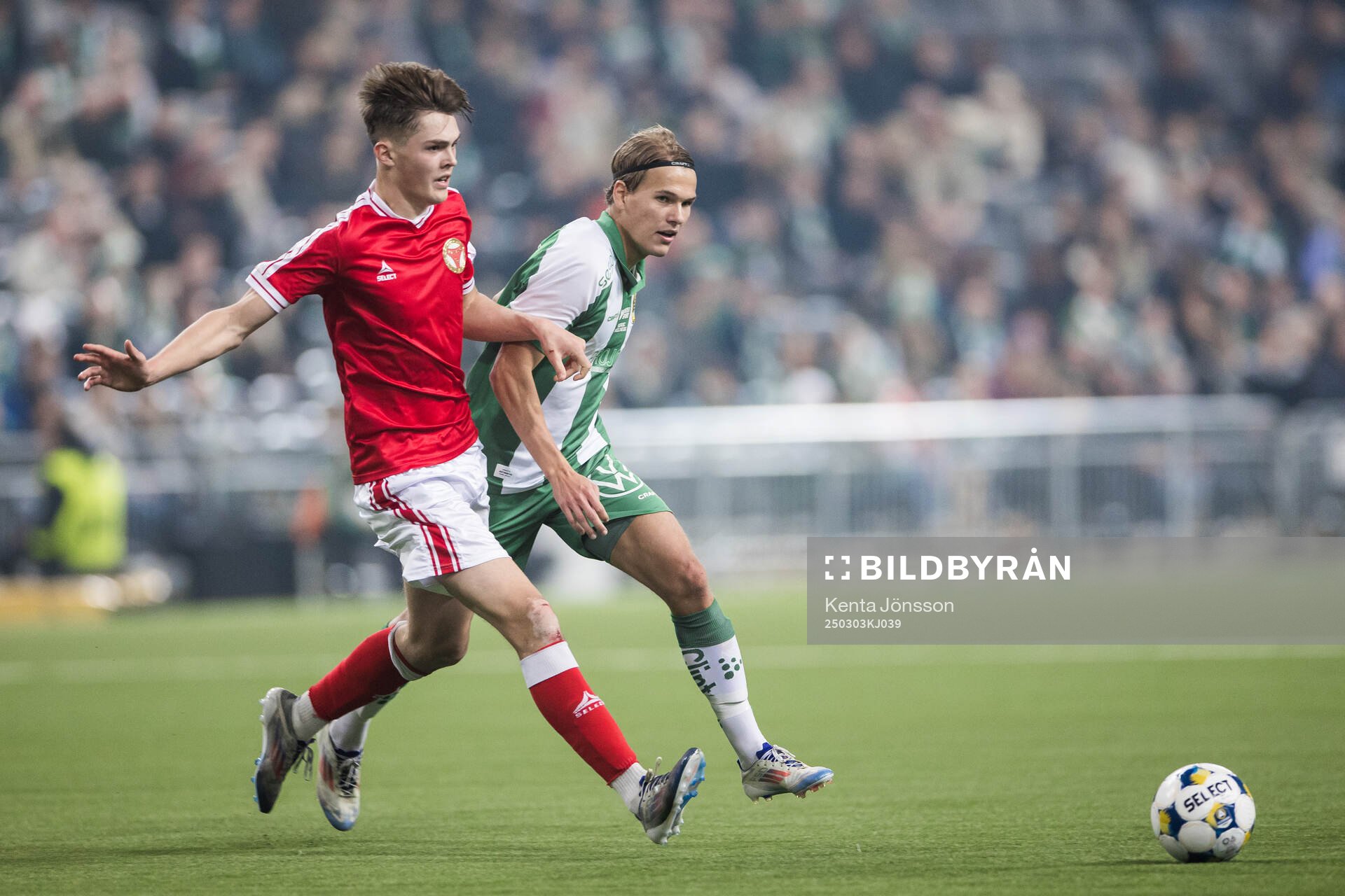 Kalmars Zakarias Råvik och Hammarbys Markus Karlsson under fotbollsmatchen i Svenska Cupen mellan Hammarby och Kalmar den 3 mars 2025 i Stockholm.