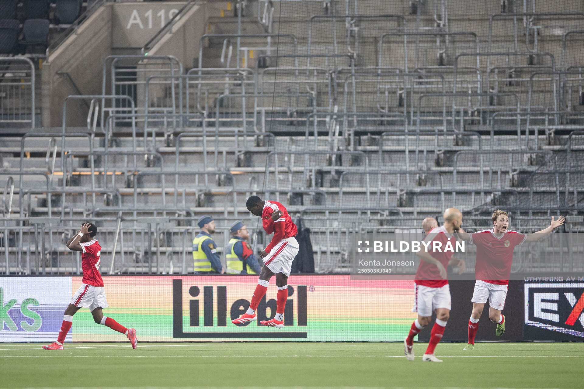 Kalmars Aboubacar Keita och Abdi Sabriye reagerar