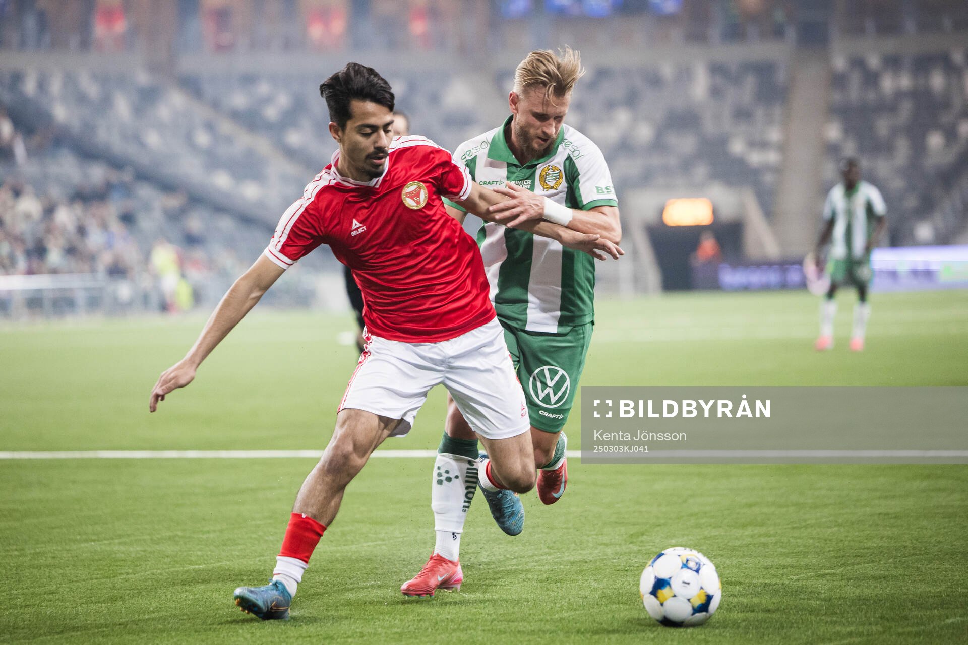 Kalmars Arash Motaraghebjafarpour och Hammarbys Simon Strand