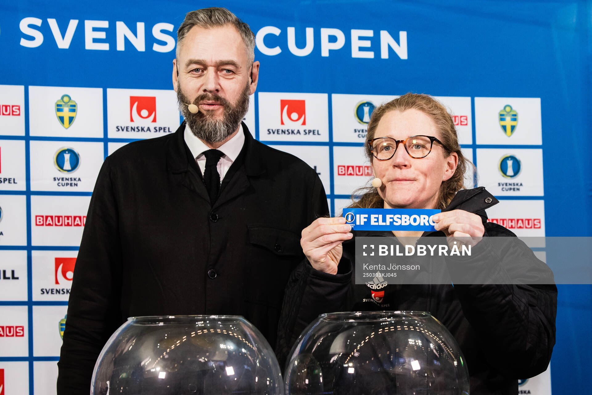 s tävlingschef Anna Lögdberg som visar upp en lapp med