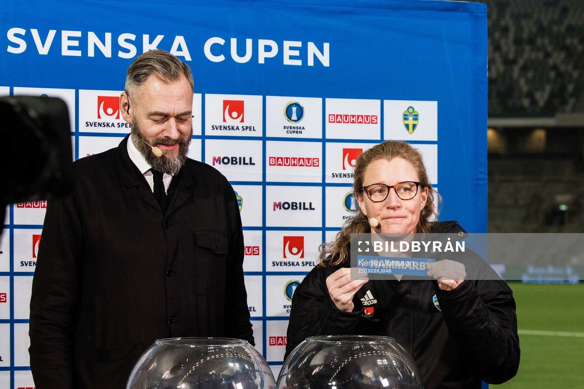 s tävlingschef Anna Lögdberg visar upp en lapp med