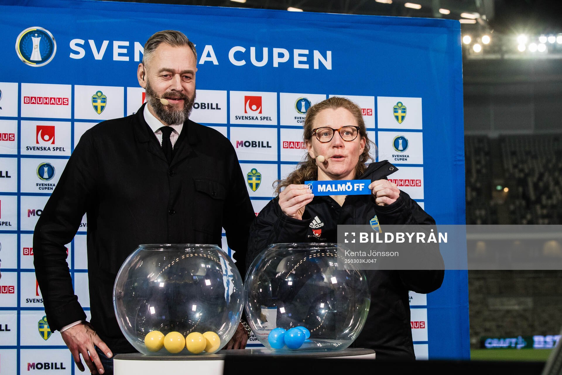 s tävlingschef Anna Lögdberg som visar upp en lapp med