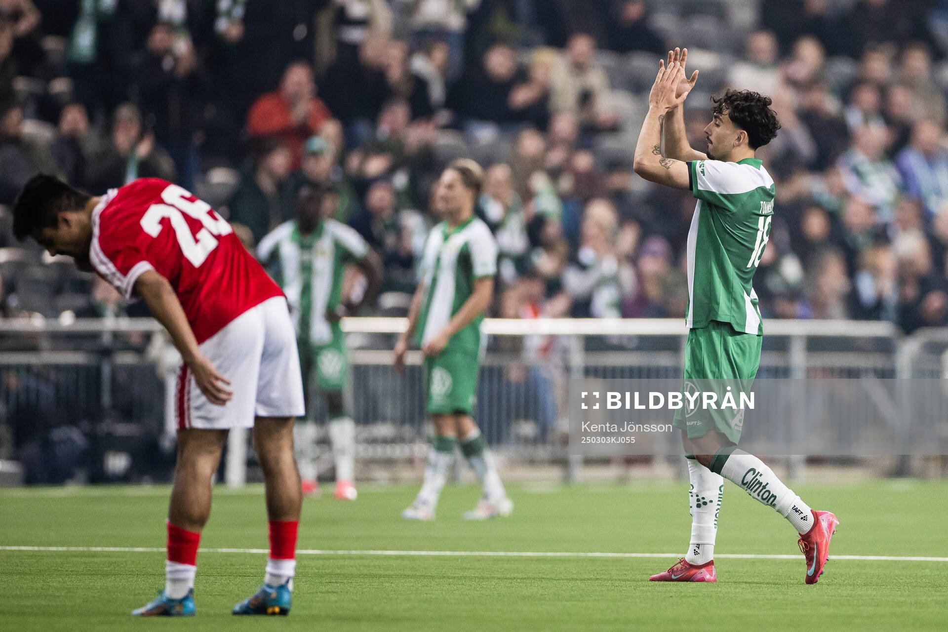 Hammarbys Sebastian Tounekti applåderar publiken vid ett byte under fotbollsmatchen i Svenska Cupen mellan Hammarby och Kalmar den 3 mars 2025 i Stockholm.