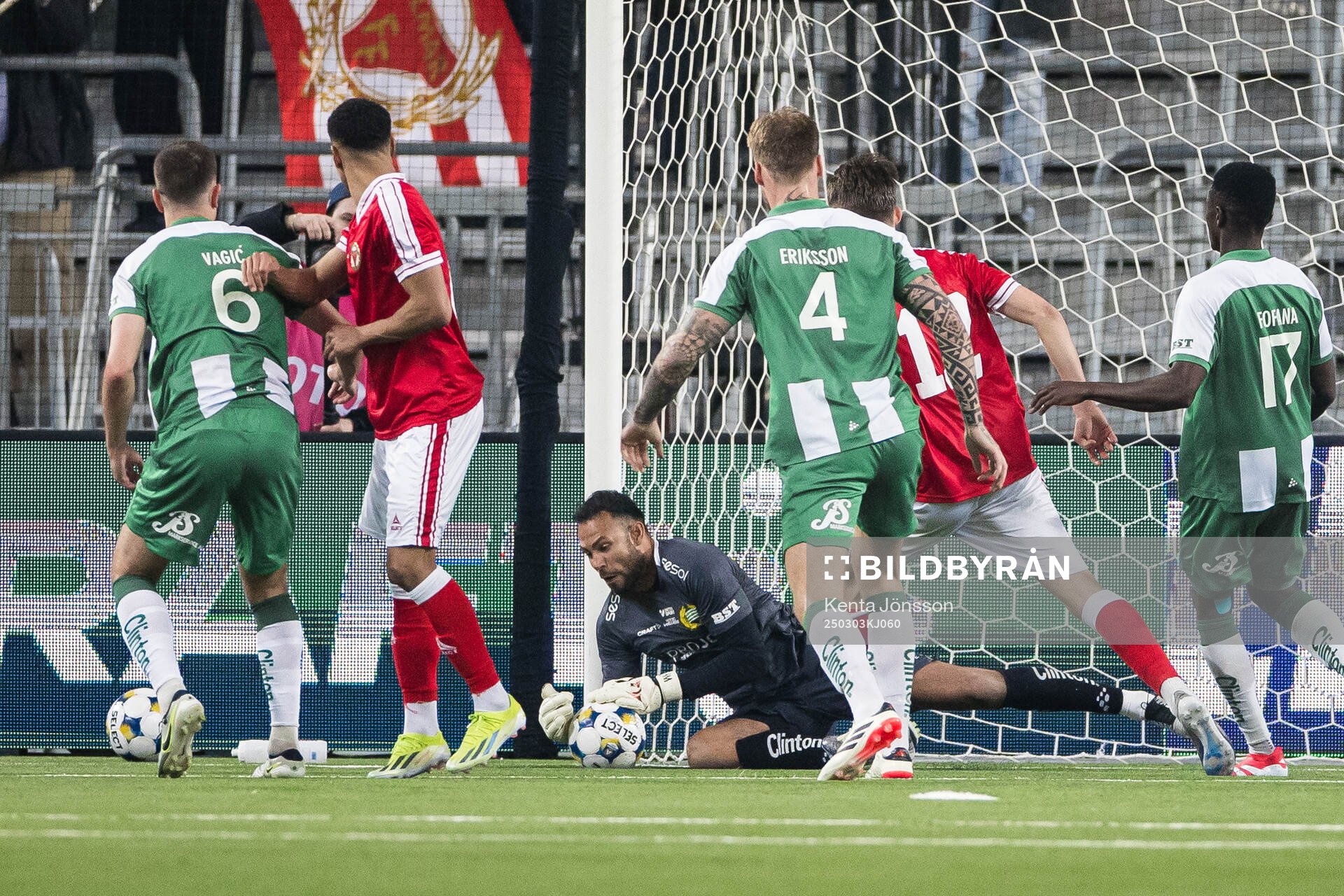 Hammarbys målvakt Warner Hahn med en räddning
