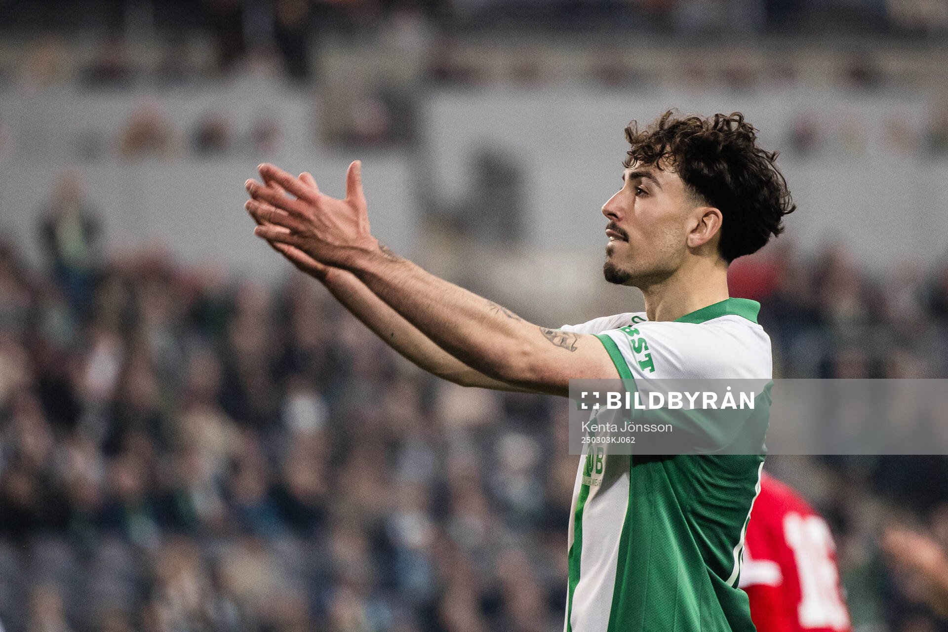 Hammarbys Sebastian Tounekti applåderar publiken