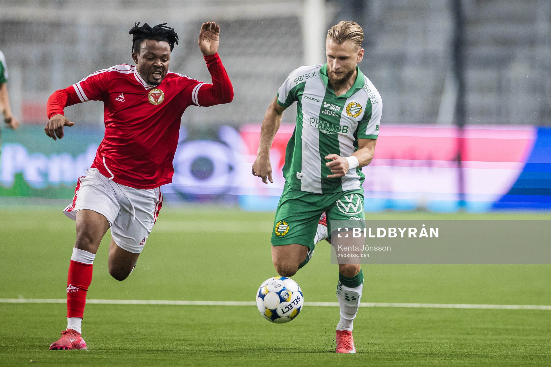 Kalmars Isaac Atanga och Hammarbys Simon Strand under fotbollsmatchen i Svenska Cupen mellan Hammarby och Kalmar den 3 mars 2025 i Stockholm.