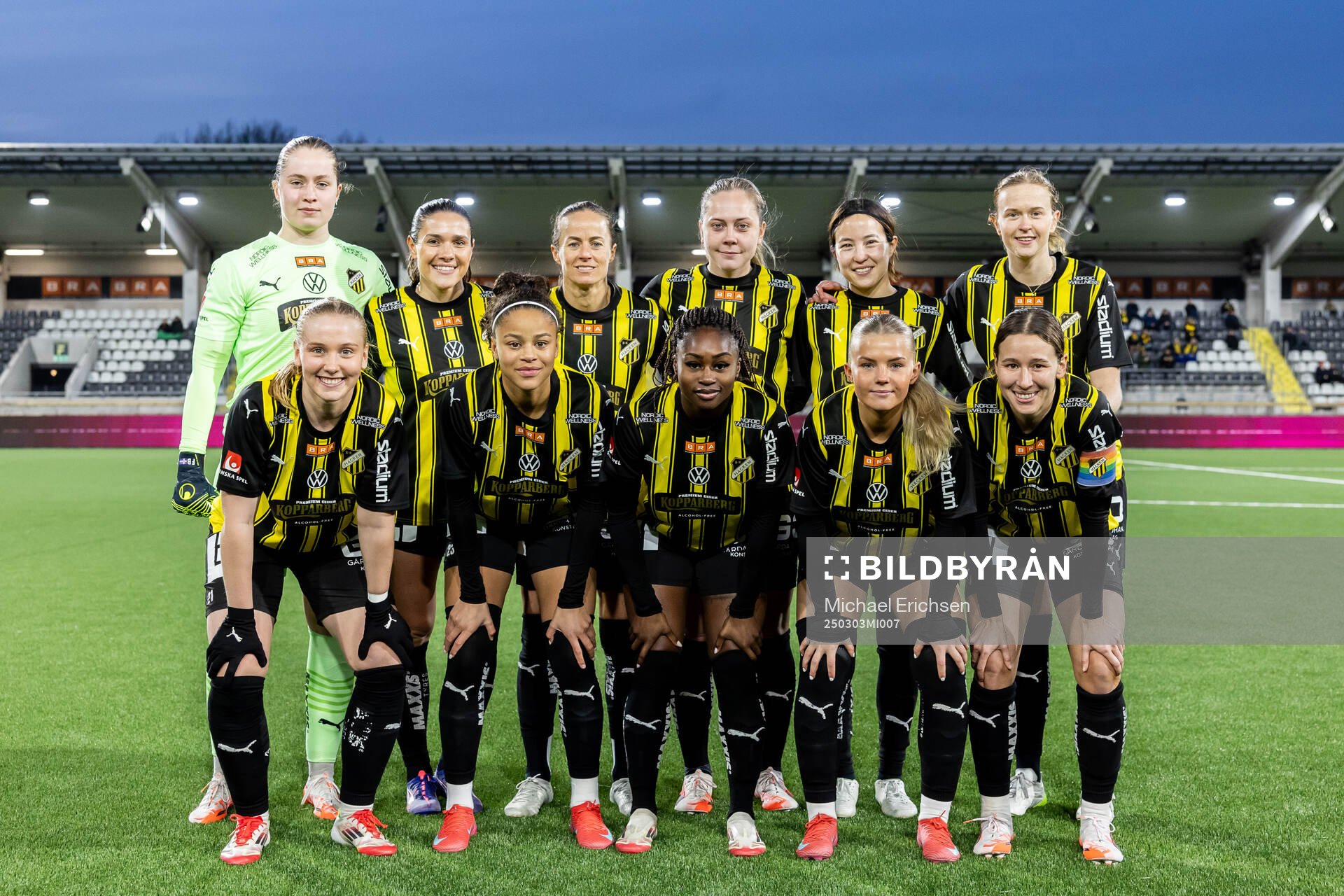 Häckens startelva ställer upp för en lagbild