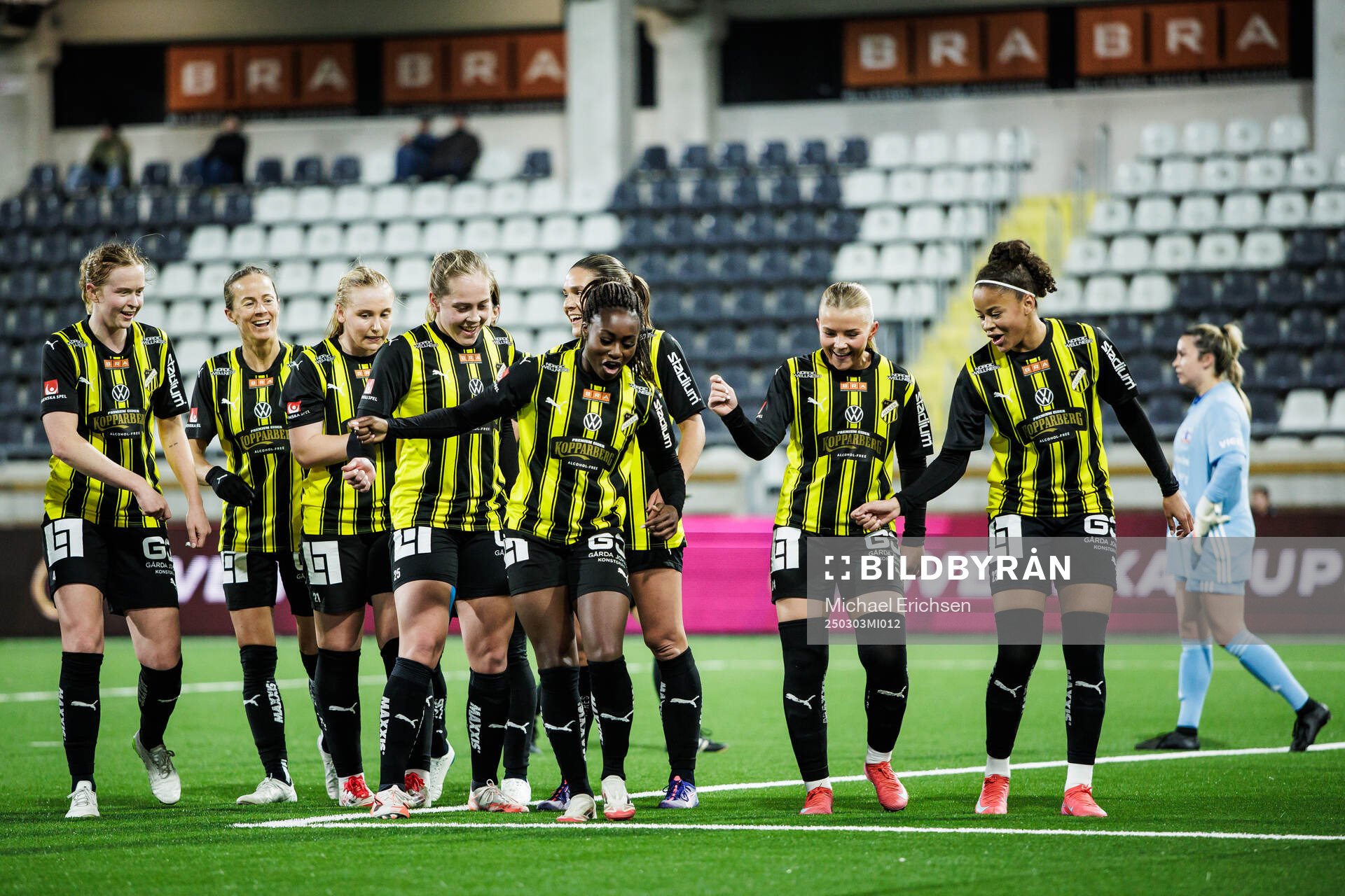 Häckens Monica Jusu Bah jublar med lagkamrater efter 1-0 målet under fotbollsmatchen i Svenska Cupen mellan Häcken och Vittsjö den 3 mars 2025 i Göteborg.