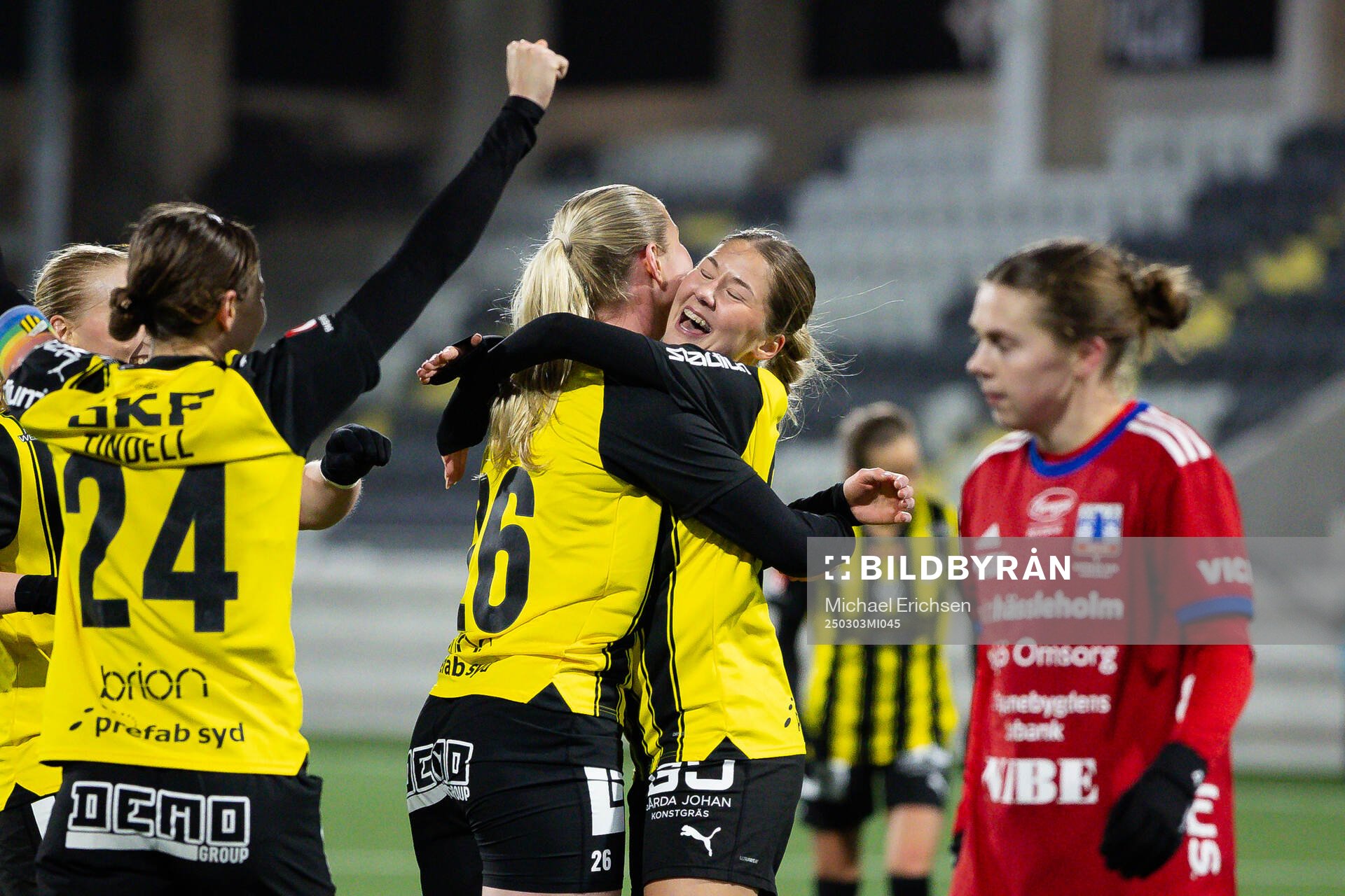 Häckens Alexandra Larsson jublar ihop med Novalie Jensen efter 7-1 under fotbollsmatchen i Svenska Cupen mellan Häcken och Vittsjö den 3 mars 2025 i Göteborg.
