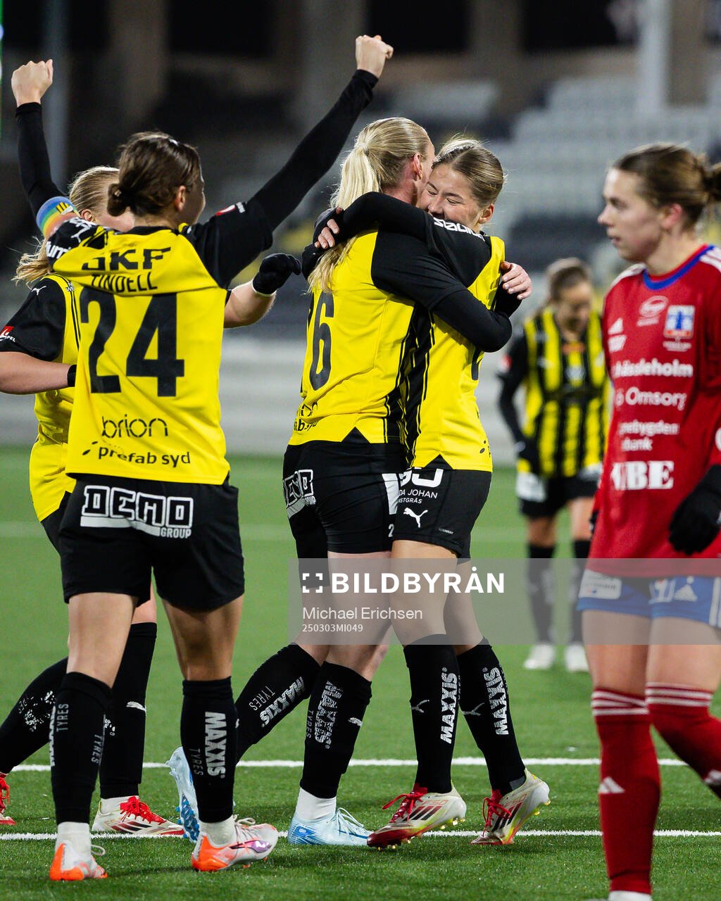 Häckens Alexandra Larsson jublar ihop med Novalie Jensen