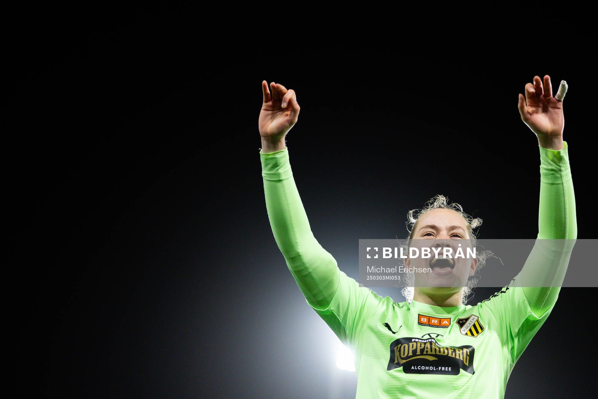Häckens målvakt Fanney Birkisdottir jublar framför klacken efter fotbollsmatchen i Svenska Cupen mellan Häcken och Vittsjö den 3 mars 2025 i Göteborg.