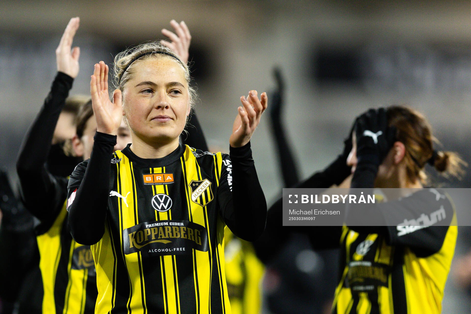 Häckens Paulina Nyström tackar publiken