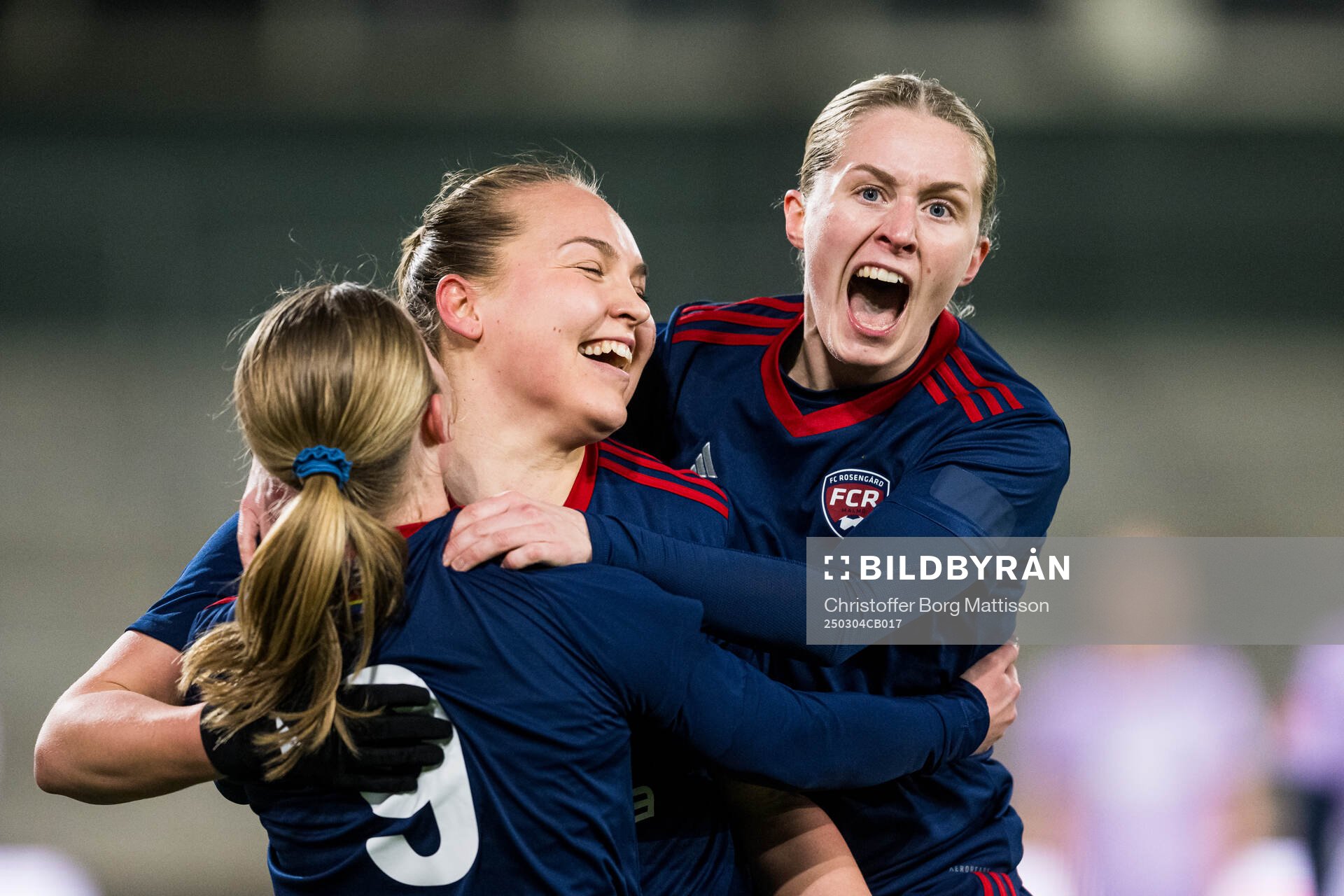 Rosengårds Oona Sevenius och Emilia Larsson jublar efter 1-0 målet under fotbollsmatchen i Svenska Cupen mellan Rosengård och Linköping den 4 mars 2025 i Malmö.