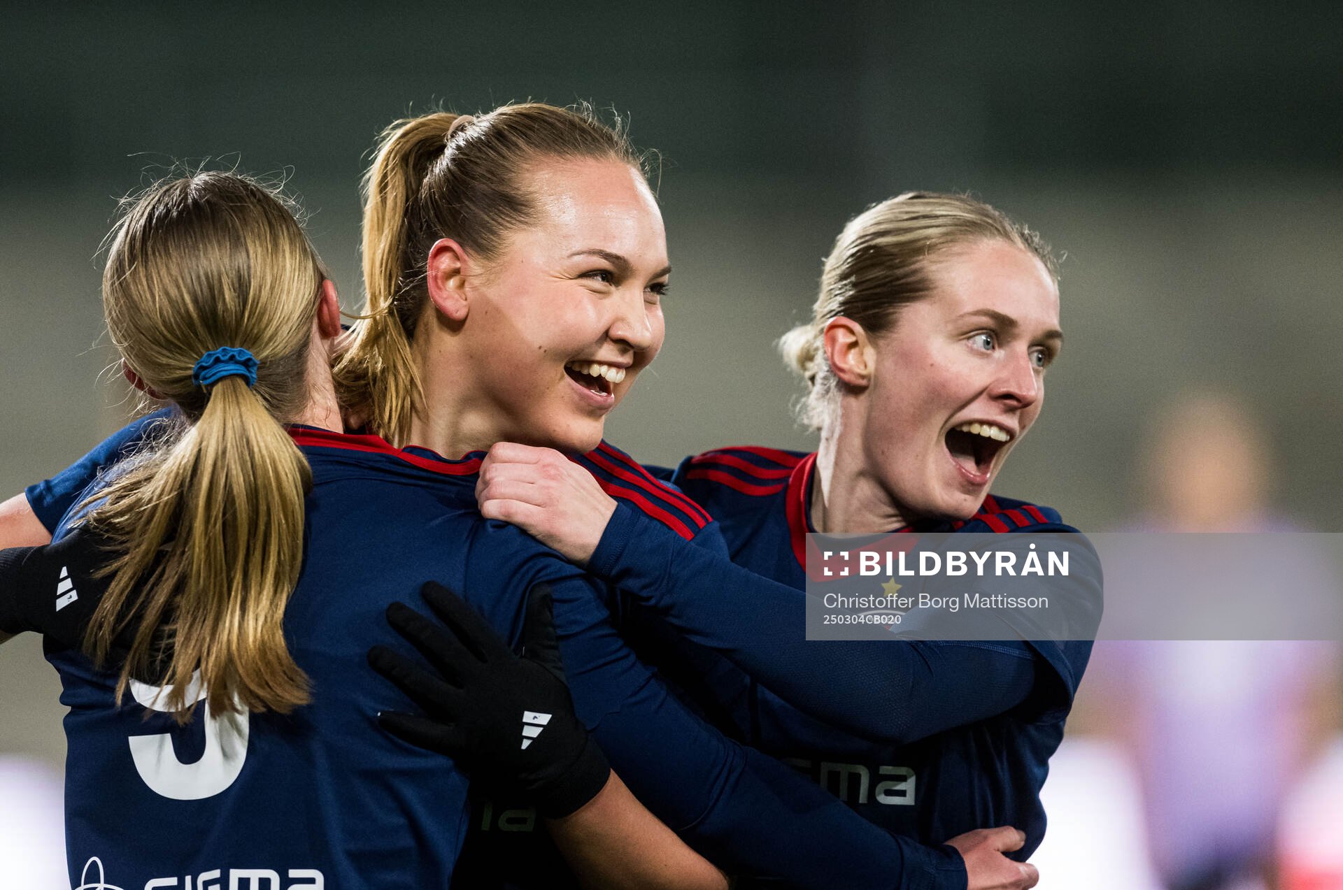 Rosengårds Oona Sevenius och Emilia Larsson jublar efter 1-0 under fotbollsmatchen i Svenska Cupen mellan Rosengård och Linköping den 4 mars 2025 i Malmö.