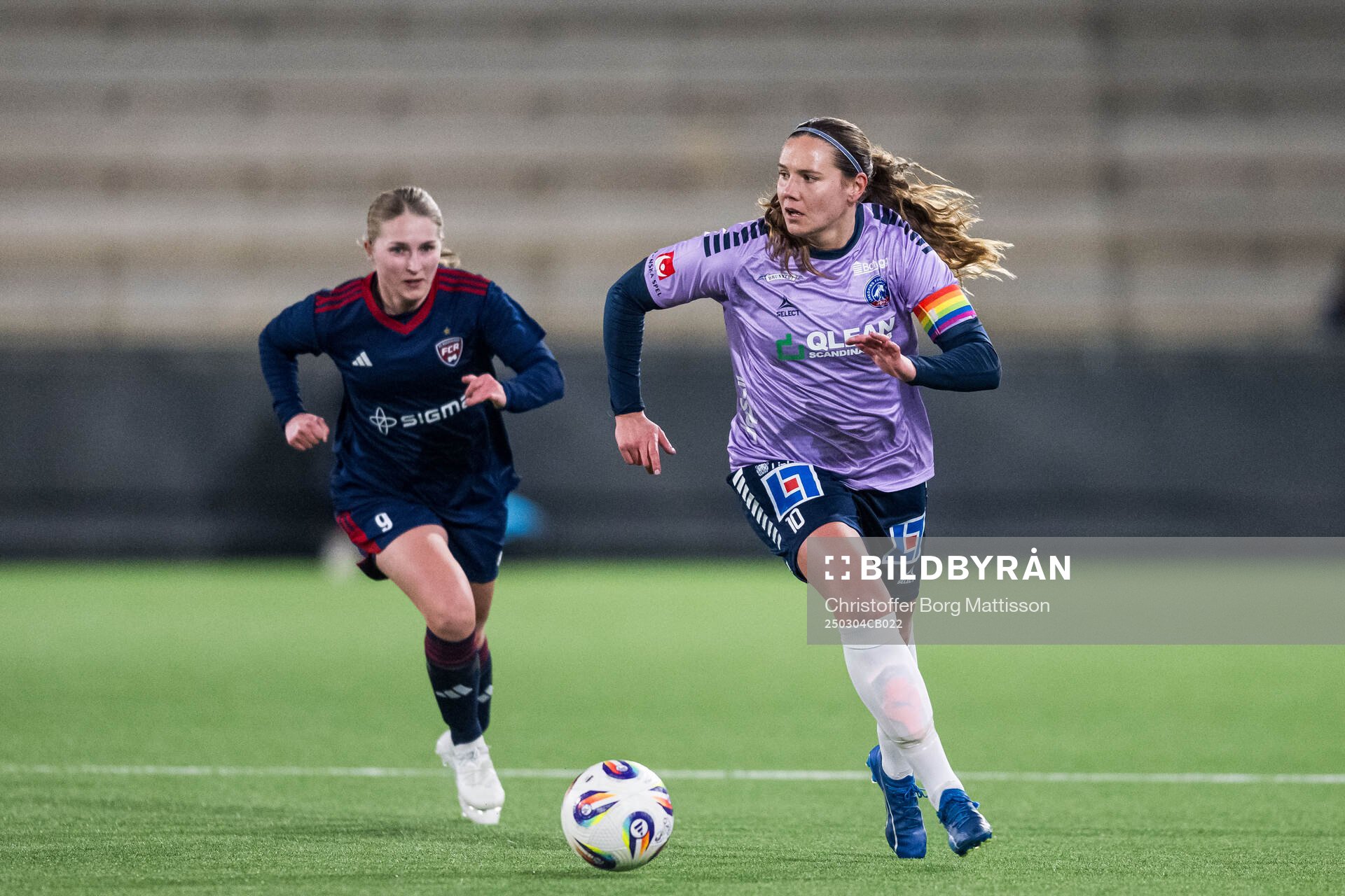 Rosengårds Hanna Andersson och Linköpings Emma Lennartsson under fotbollsmatchen i Svenska Cupen mellan Rosengård och Linköping den 4 mars 2025 i Malmö.