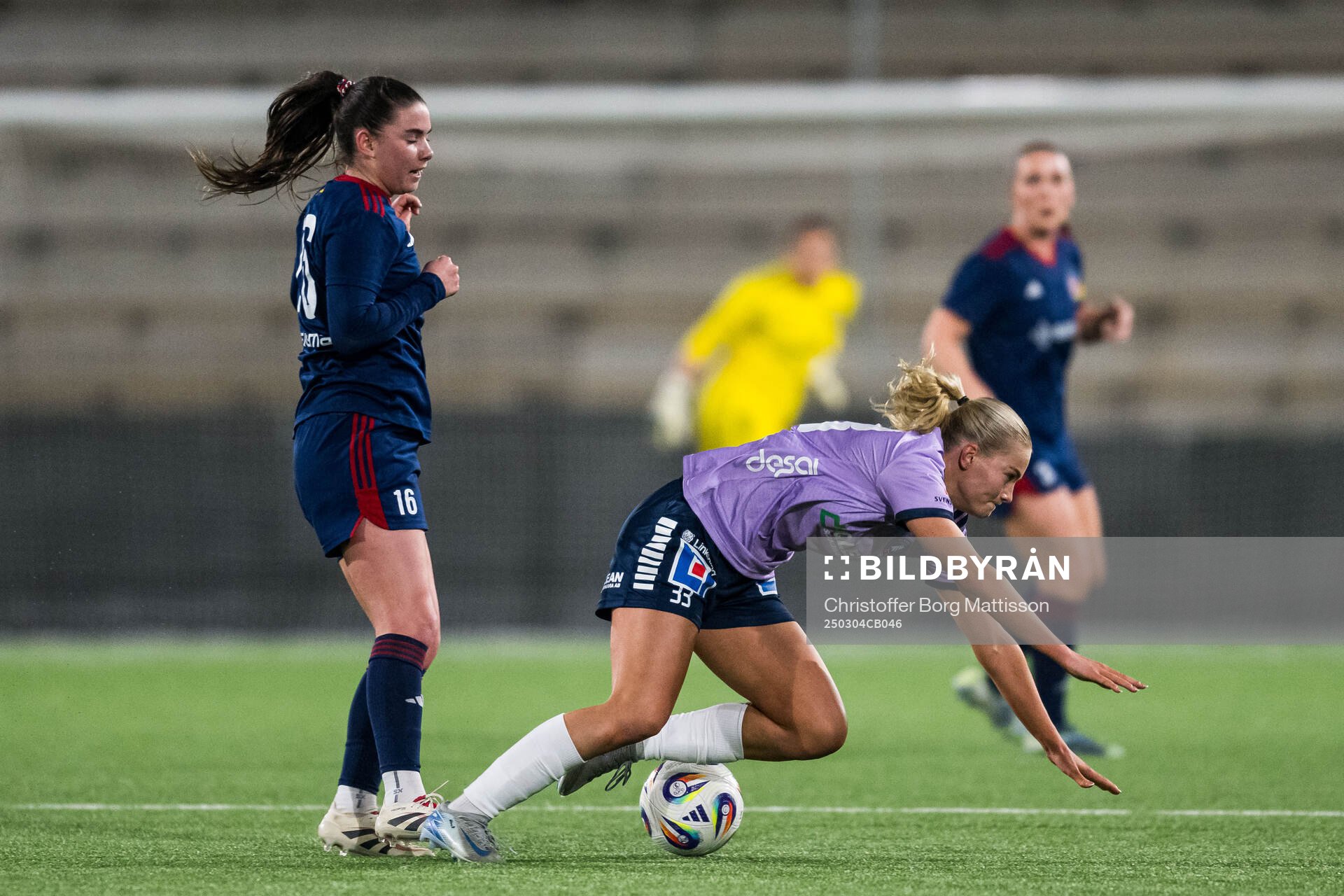 Rosengårds Emilia Pelgander och Linköpings Lilli Halttunen under fotbollsmatchen i Svenska Cupen mellan Rosengård och Linköping den 4 mars 2025 i Malmö.
