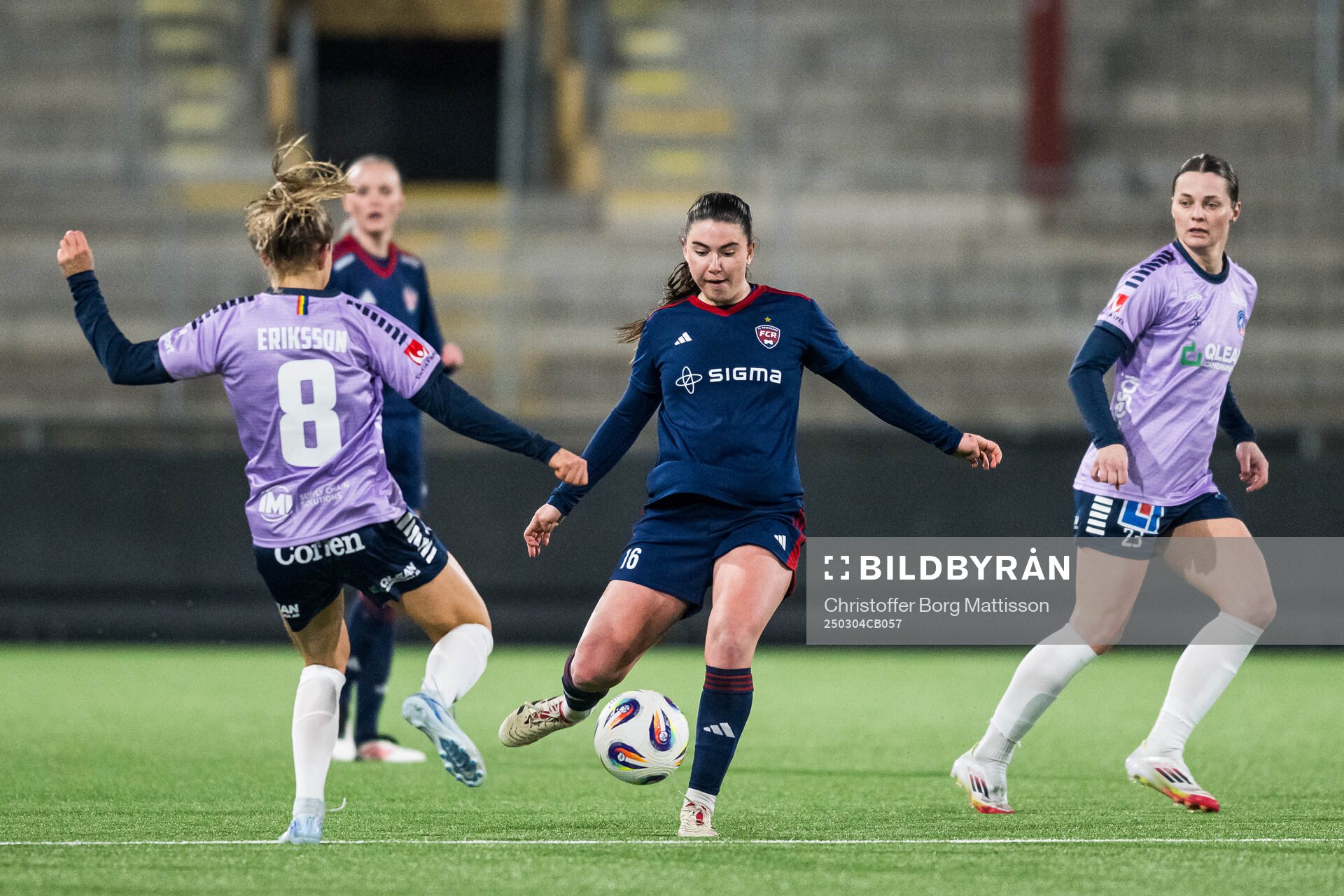 Linköpings Sara Eriksson och Rosengårds Emilia Pelgander under fotbollsmatchen i Svenska Cupen mellan Rosengård och Linköping den 4 mars 2025 i Malmö.