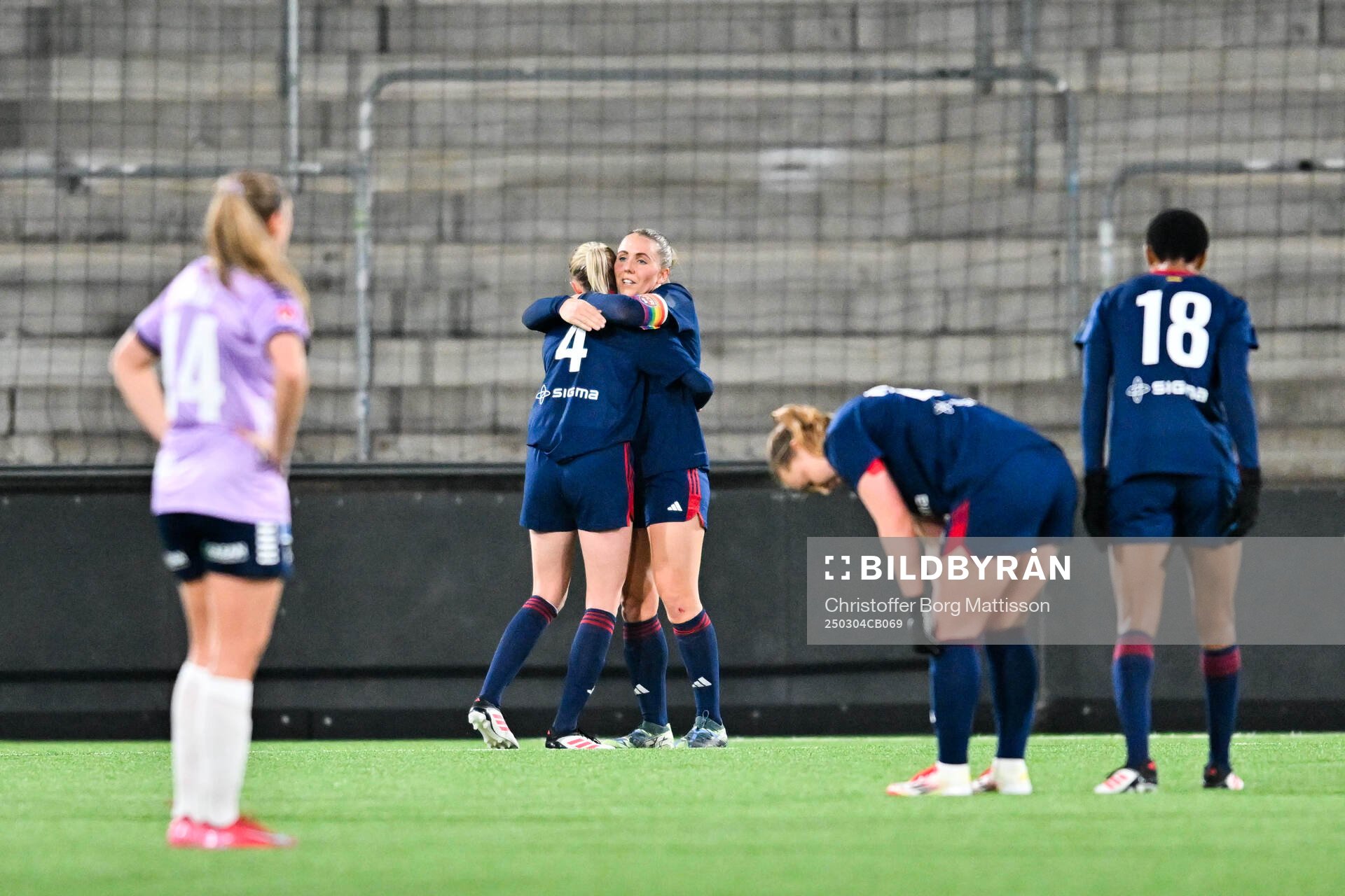 Rosengårds Emma Pennsäter och Gudrun Arnardottir jublar