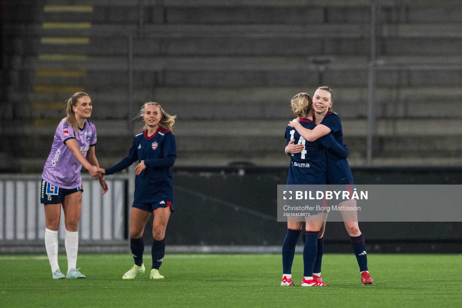 Rosengårds Emilia Larsson och Bea Sprung jublar