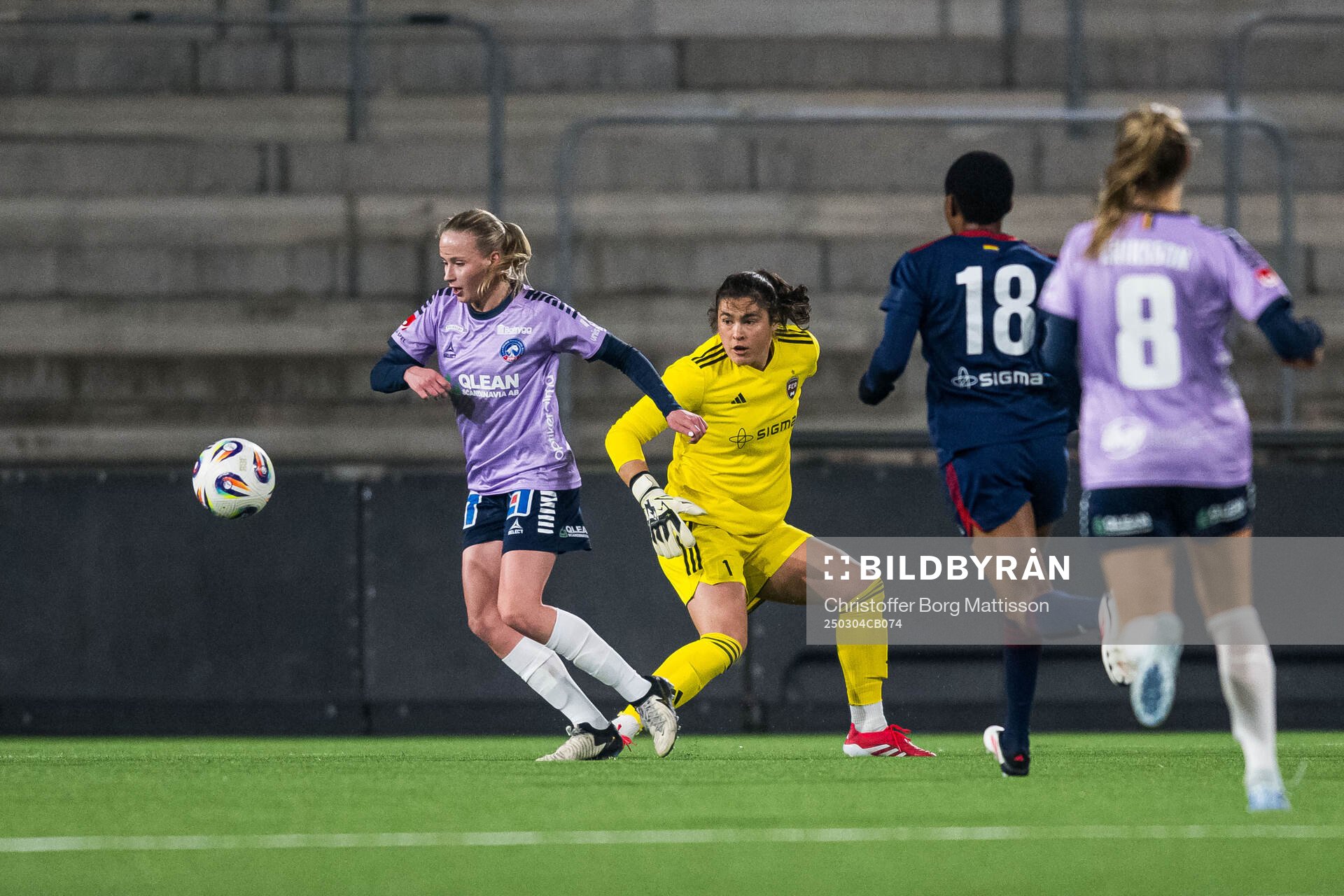 Linköpings Ella Lundin och Rosengårds målvakt Eartha Cumings under fotbollsmatchen i Svenska Cupen mellan Rosengård och Linköping den 4 mars 2025 i Malmö.
